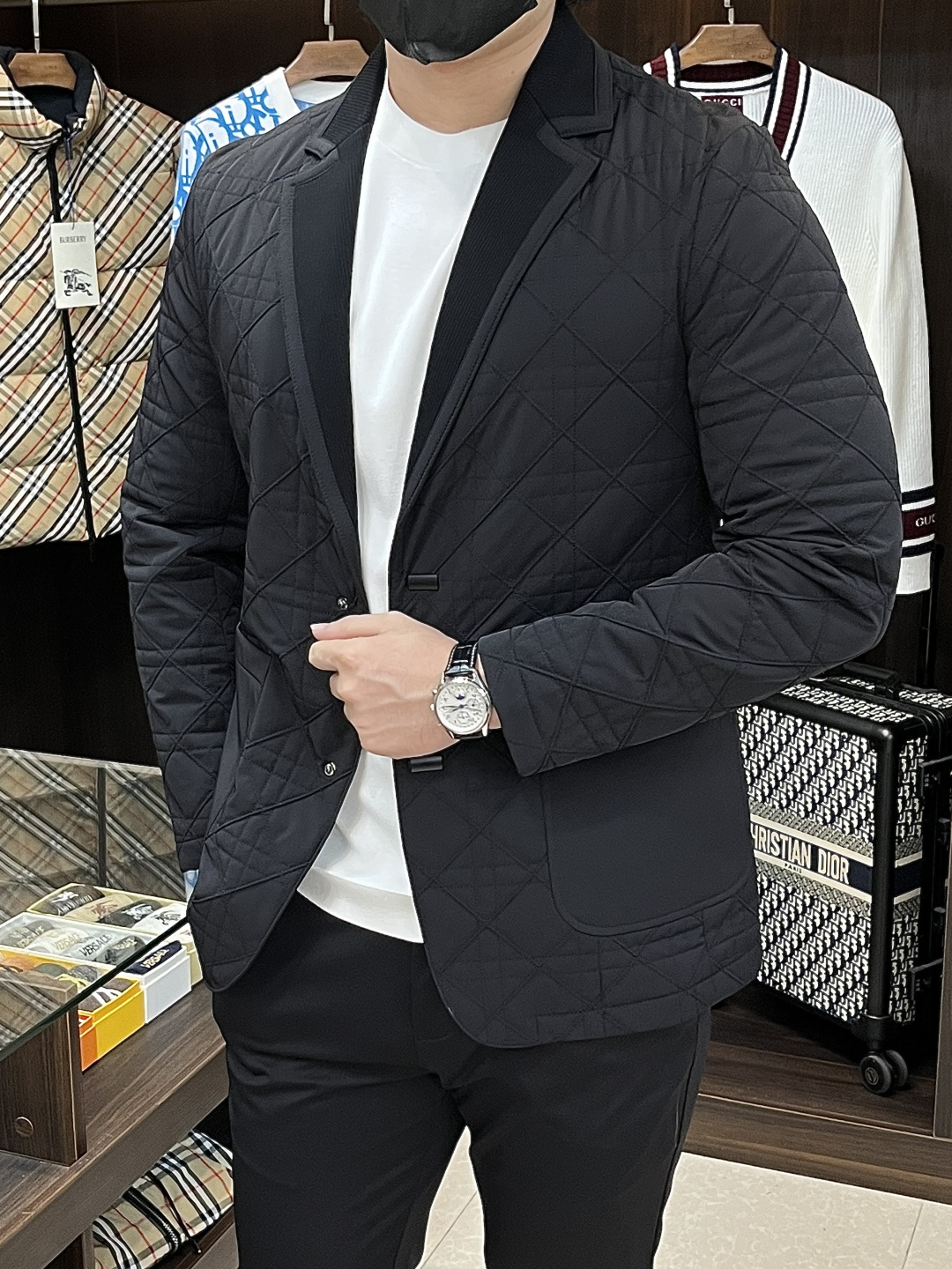 NO:550841,The main recommendation is the new BV ss autumn style released BV suit jacket, the popular wool suit jacket in autumn, which makes you feel comfortable and slim when worn. It is lazy and casual, combined with clean and simple colors, which is particularly pleasing to the eye, suitable for daily wear~ I love to launch sports items embellished with vitality prints, fashionable and quality life!  Size M-3XL H new model first release, bottega veneta, jackets & coats, jackets & coats, business suit, alexander wang19860909主推 BV ss秋季新款发布BV西装夹克外套,秋季爆款羊毛西装外套外套,穿上就是舒适自在又显瘦的存在,慵懒而随性,结合干净简单的色系就特别耐看,适合日常穿着~倾情推出缀饰活力印花的运动单品,时尚品质生活！ 尺码M-3XL H新款首发,,bottega veneta,jackets & coats,jackets & coats,business suit,alexander wang,Men's clothing