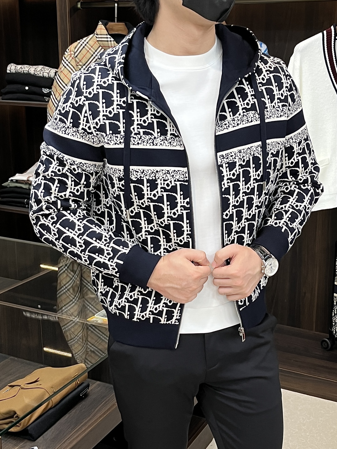 NO:550844,The main recommendation is Dior ss' new autumn style to release Dior hooded jacket, a popular autumn wool jacket, which makes you feel comfortable and slim when worn. It is lazy and casual, combined with clean and simple colors, which is particularly pleasing to the eye, suitable for daily wear~ I love to launch sports items embellished with vitality prints, fashionable and quality life!  Size M-3XL H new model first release, dior, dior, jackets & coats, jackets & coats, hats, alexander wang19860909主推 Dior ss秋季新款发布迪奥连帽夹克外套,秋季爆款羊毛外套,穿上就是舒适自在又显瘦的存在,慵懒而随性,结合干净简单的色系就特别耐看,适合日常穿着~倾情推出缀饰活力印花的运动单品,时尚品质生活！ 尺码M-3XL H新款首发,,dior,dior,jackets & coats,jackets & coats,hats,alexander wang,Men's clothing