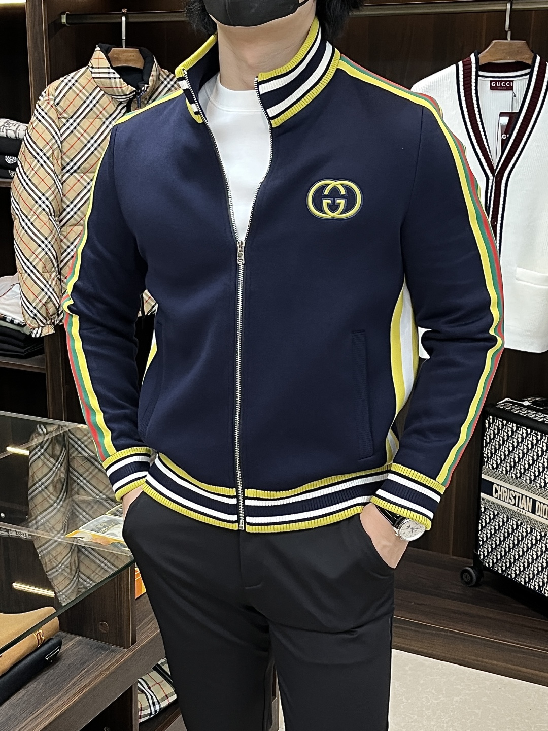 NO:550847,The new autumn style of Gucci ss is released. The Gucci stand-alone jacket is a hot autumn jacket. It is comfortable and comfortable to wear. It is lazy and casual. It is particularly pleasing to look at with clean and simple colors. It is suitable for daily wear. It is full of enthusiasm to launch sports items embellished with vitality prints, fashionable and quality life!  Size M-3XL H new model first launch, gucci, gucci, jackets & coats, jackets & coats, alexander wang19860909主推 Gucci ss秋季新款发布古驰立领夹克外套,秋季爆款外套,穿上就是舒适自在又显瘦的存在,慵懒而随性,结合干净简单的色系就特别耐看,适合日常穿着~倾情推出缀饰活力印花的运动单品,时尚品质生活！ 尺码M-3XL H新款首发,,gucci,gucci,jackets & coats,jackets & coats,alexander wang,Men's clothing