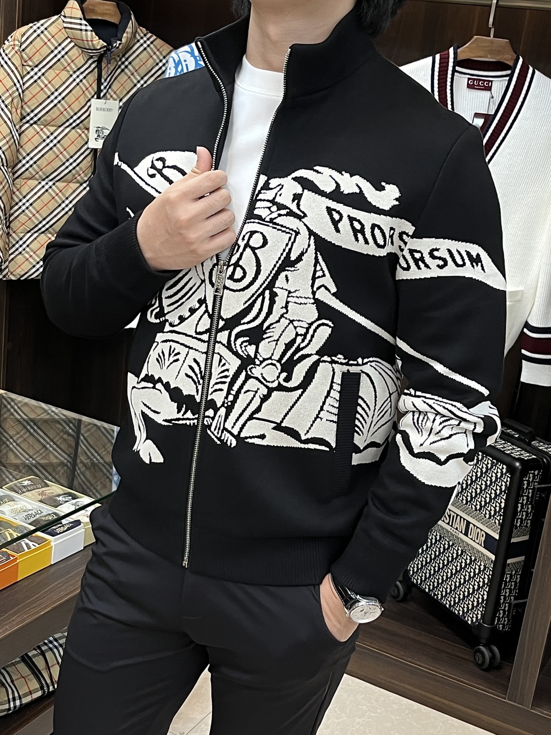 NO:550851,The main recommendation is Burberry ss autumn new release of Burberry stand-collar jacket, a popular autumn jacket, which makes you feel comfortable and slim when you wear it. It is lazy and casual. It is particularly attractive when combined with clean and simple colors, suitable for daily wear~ We introduce sports items decorated with vibrant prints, fashionable and quality life!  Size M-3XL H new model debut,,burberry,burberry,jackets & coats,jackets & coats,alexander wang19860909主推 Burberry ss秋季新款发布巴宝莉立领夹克外套,秋季爆款外套,穿上就是舒适自在又显瘦的存在,慵懒而随性,结合干净简单的色系就特别耐看,适合日常穿着~倾情推出缀饰活力印花的运动单品,时尚品质生活！ 尺码M-3XL H新款首发,,burberry,burberry,jackets & coats,jackets & coats,alexander wang,Men's clothing