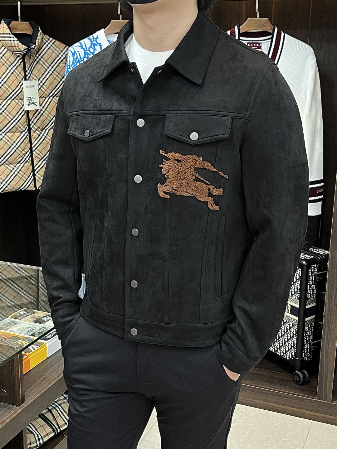 NO:550854,The main recommendation is Burberry Ss's new autumn style. Burberry lapel jacket is released, and the popular autumn suede jacket is comfortable and comfortable to wear. It is lazy and casual, combined with clean and simple colors, which is particularly pleasing to the eye. It is suitable for daily wear. It is full of sports items embellished with vitality prints, fashionable and quality life!  Size M-3XL H new model first launch, burberry, burberry, jackets & coats, jackets & coats, chamois leather, alexander wang19860909主推 Burberry ss秋季新款发布巴宝莉翻领夹克外套,秋季爆款麂皮绒外套,穿上就是舒适自在又显瘦的存在,慵懒而随性,结合干净简单的色系就特别耐看,适合日常穿着~倾情推出缀饰活力印花的运动单品,时尚品质生活！ 尺码M-3XL H新款首发,,burberry,burberry,jackets & coats,jackets & coats,chamois leather,alexander wang,Men's clothing