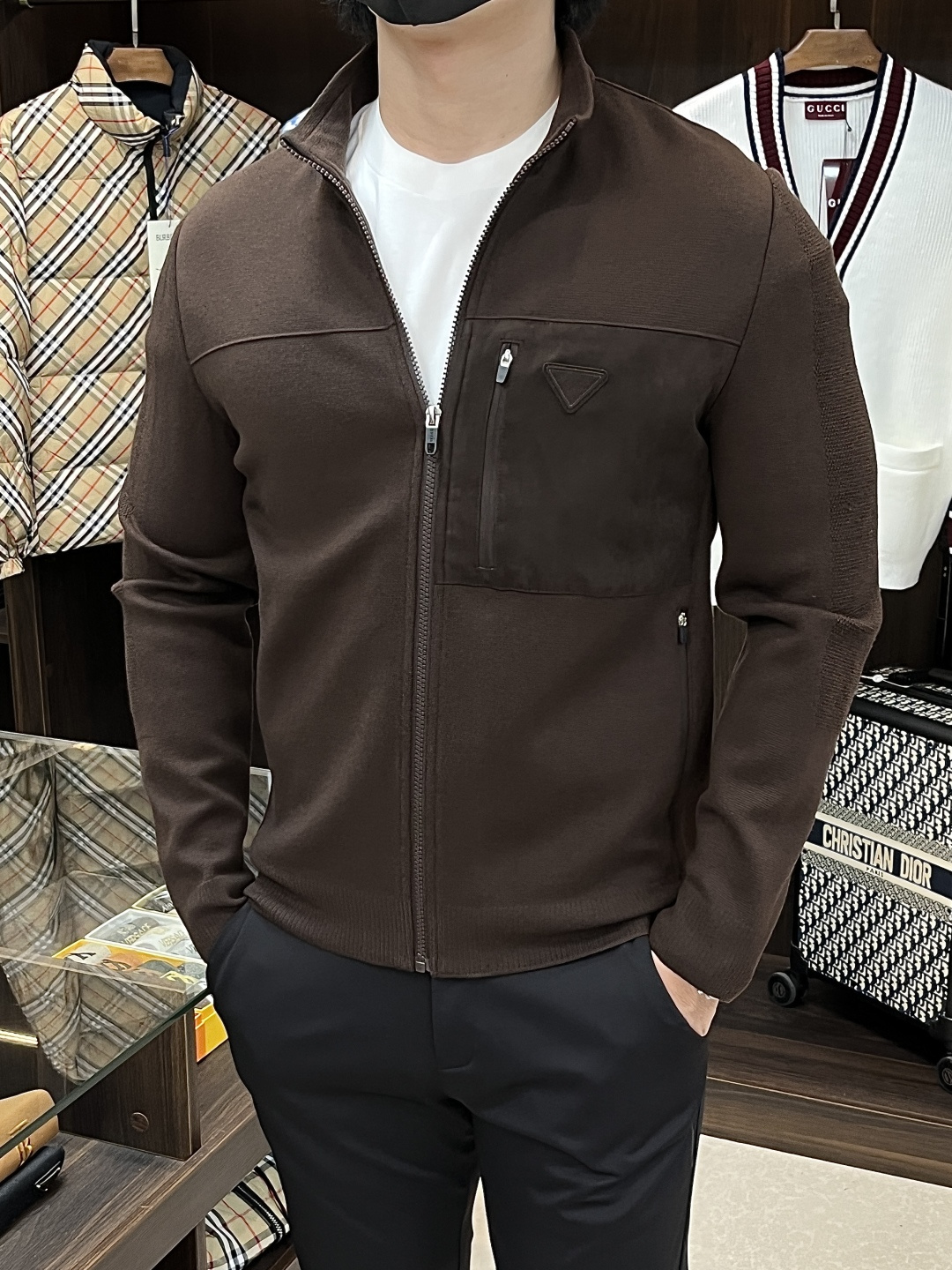 NO:550830,The main recommendation is Prada 2025ss autumn new model released Prada stand-up collar jacket, a popular autumn suede splicing jacket, which makes you feel comfortable and slim when worn. It is lazy and casual, combined with clean and simple colors, which is particularly pleasing to the eye, suitable for daily wear~ I love to launch sports items embellished with vitality prints, fashionable and quality life!  Size M-3XL H2025 new model first release, prada, prada, jackets & coats, jackets & coats, chamois leather, alexander wang19860909主推 Prada 2025ss秋季新款发布普拉达立领夹克外套,秋季爆款麂皮绒拼接外套,穿上就是舒适自在又显瘦的存在,慵懒而随性,结合干净简单的色系就特别耐看,适合日常穿着~倾情推出缀饰活力印花的运动单品,时尚品质生活！ 尺码M-3XL H2025新款首发,,prada,prada,jackets & coats,jackets & coats,chamois leather,alexander wang,Men's clothing