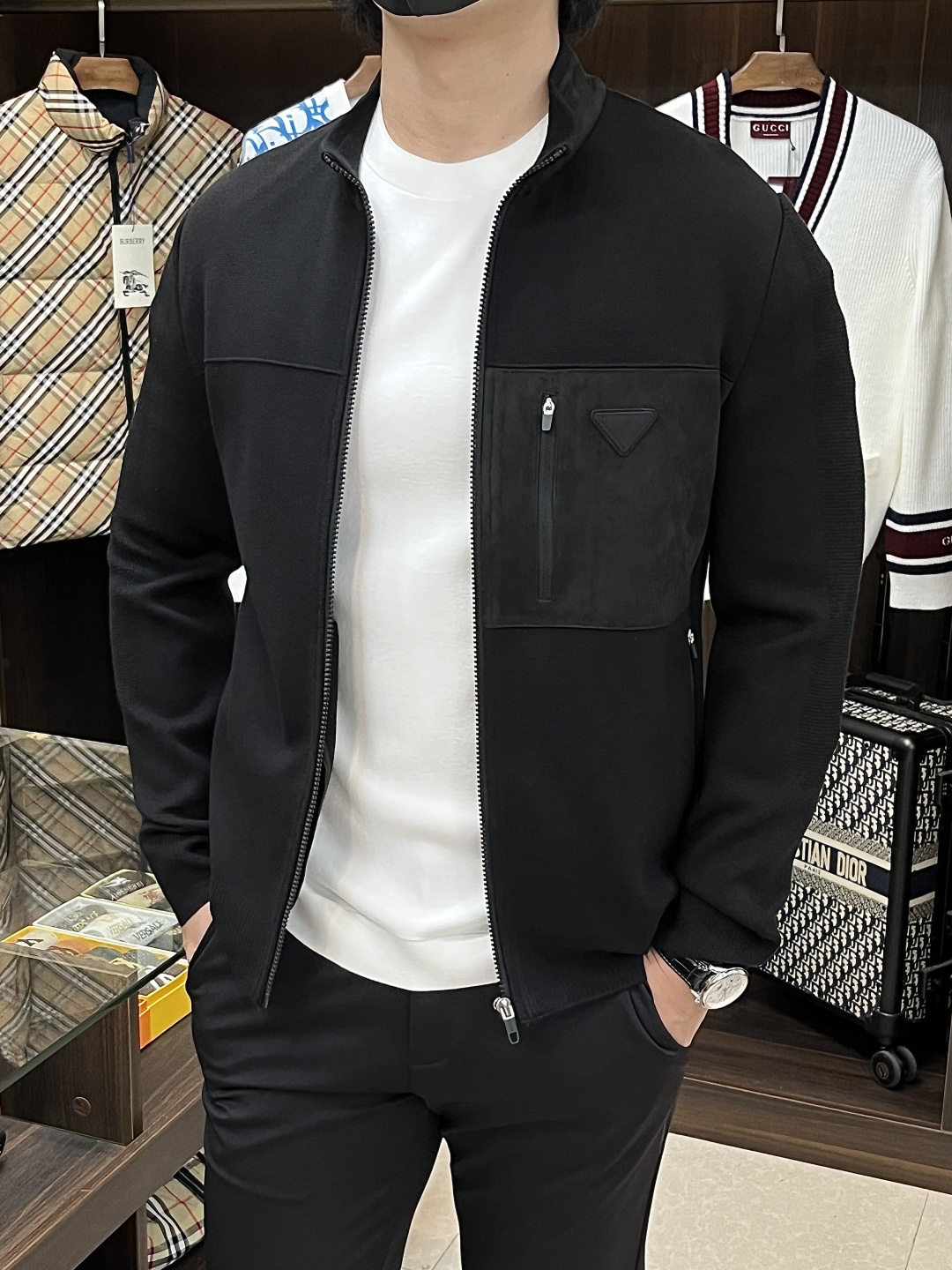 NO:548074,The main recommendation is the new Prada ss autumn style released Prada stand-up collar jacket, and the popular suede splicing jacket in autumn. It is comfortable and comfortable to wear. It is lazy and casual, combined with clean and simple colors, which is particularly pleasing to the eye and suitable for daily wear. It is passionately launched sports items embellished with vibrant prints, fashionable and quality life!  Size M-3XL H new model first release, prada, prada, jackets & coats, jackets & coats, chamois leather, alexander wang19860909主推 Prada ss秋季新款发布普拉达立领夹克外套,秋季爆款麂皮绒拼接外套,穿上就是舒适自在又显瘦的存在,慵懒而随性,结合干净简单的色系就特别耐看,适合日常穿着~倾情推出缀饰活力印花的运动单品,时尚品质生活！ 尺码M-3XL H新款首发,,prada,prada,jackets & coats,jackets & coats,chamois leather,alexander wang,Men's clothing