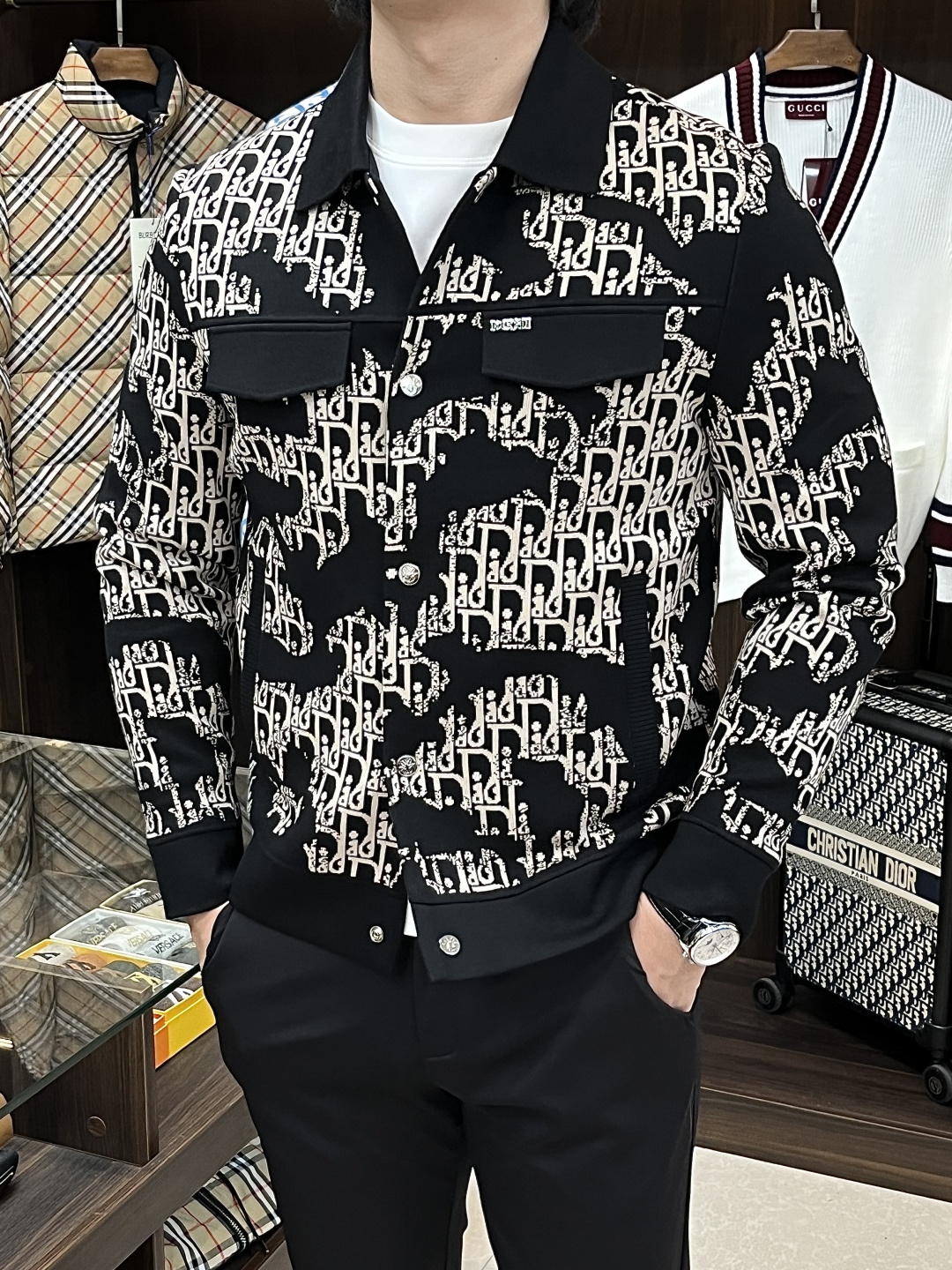 NO:549764,The main recommendation is Dior 2025ss autumn new model released Dior lapel jacket, a hot autumn knitted jacket, which makes you feel comfortable and slim when worn. It is lazy and casual, combined with clean and simple colors, which is particularly pleasing to the eye, suitable for daily wear~ I love to launch sports items embellished with vitality prints, fashionable and quality life!  Size M-3XL H2025 new model first release, dior, dior, jackets & coats, jackets & coats, alexander wang19860909主推 Dior 2025ss秋季新款发布迪奥翻领夹克外套,秋季爆款针织外套,穿上就是舒适自在又显瘦的存在,慵懒而随性,结合干净简单的色系就特别耐看,适合日常穿着~倾情推出缀饰活力印花的运动单品,时尚品质生活！ 尺码M-3XL H2025新款首发,,dior,dior,jackets & coats,jackets & coats,alexander wang,Men's clothing