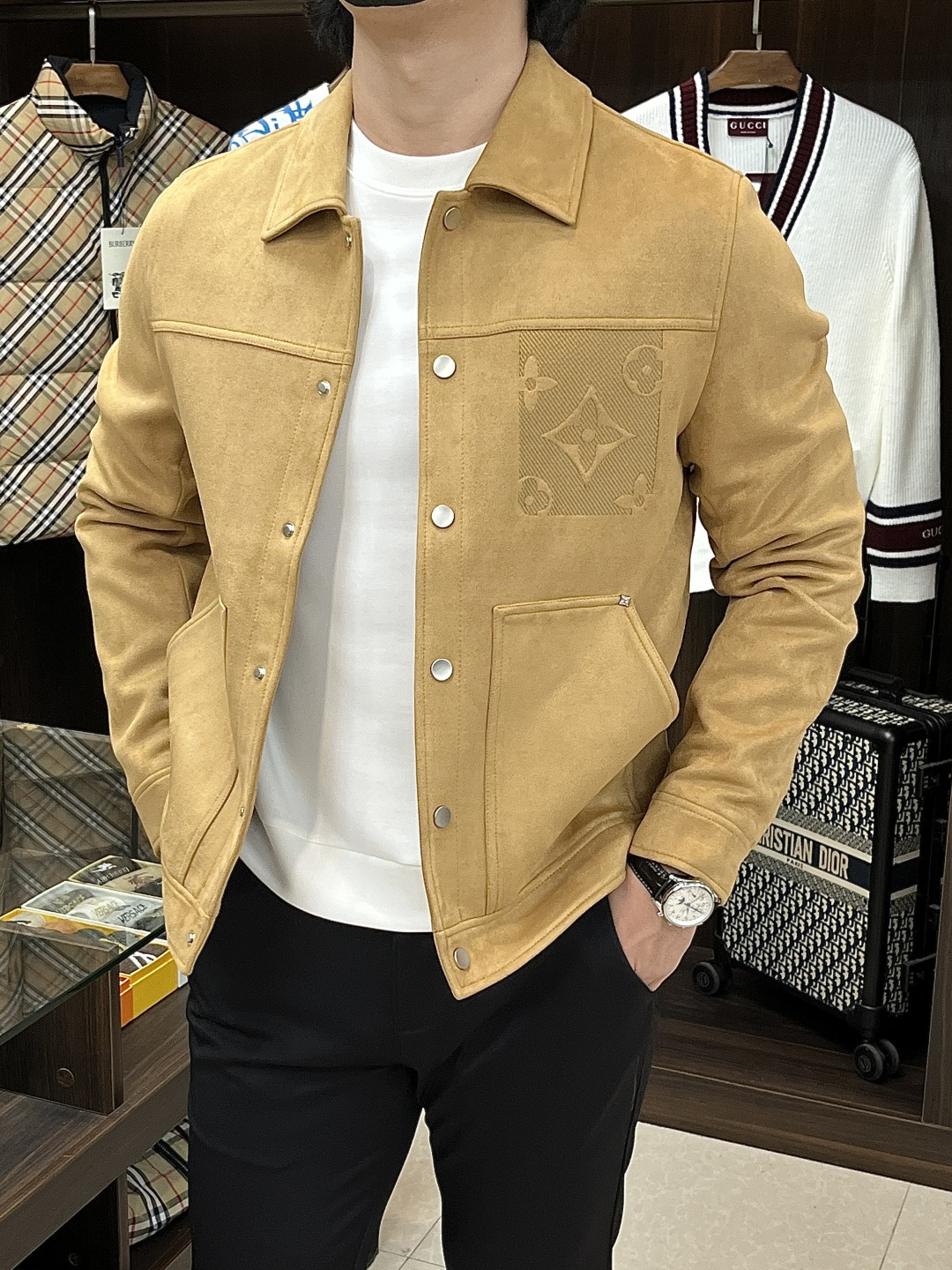 NO:608382,Mainly recommend LV 2025ss autumn new release donkey brand lapel jacket, autumn hot suede jacket, wearing it will make you feel comfortable and slim, lazy and casual, combined with clean and simple colors, it is particularly eye-catching, suitable for daily wear~ We are launching sports items decorated with vibrant prints, fashionable and quality life!  Size M-3XL H2025 new model debut,,louis vuitton,louis vuitton,jackets & coats,jackets & coats,chamois leather,alexander wang19860909主推 LV 2025ss秋季新款发布驴牌翻领夹克外套,秋季爆款麂皮绒外套,穿上就是舒适自在又显瘦的存在,慵懒而随性,结合干净简单的色系就特别耐看,适合日常穿着~倾情推出缀饰活力印花的运动单品,时尚品质生活！ 尺码M-3XL H2025新款首发,,louis vuitton,louis vuitton,jackets & coats,jackets & coats,chamois leather,alexander wang,Men's clothing