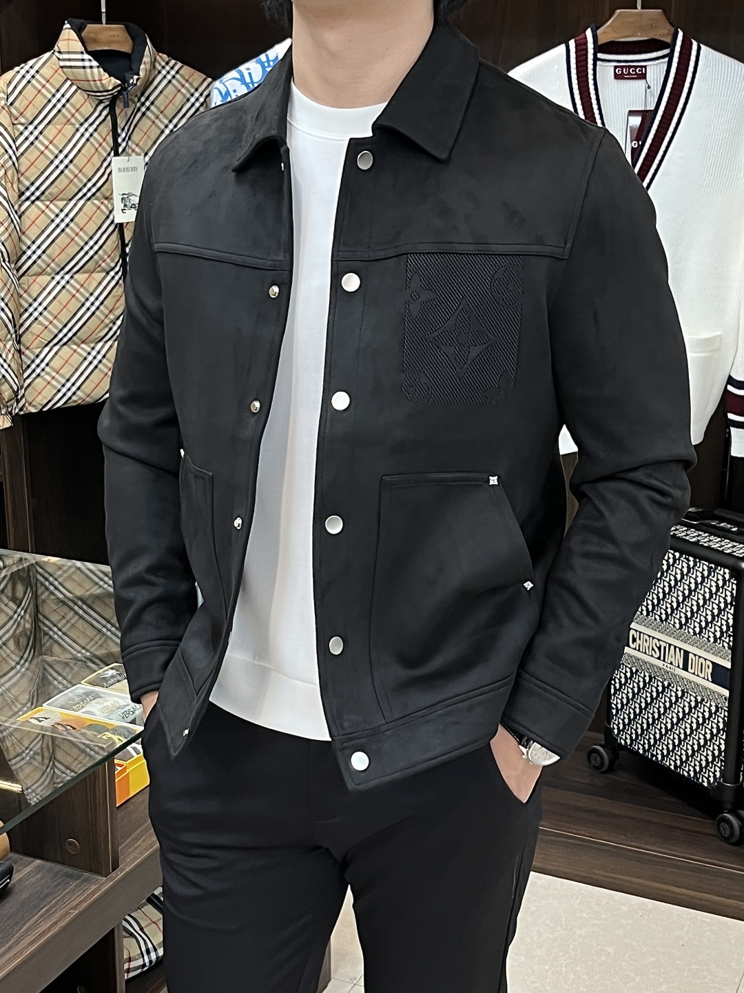 NO:549726,The main recommendation is the new LV 2025ss autumn release of donkey lapel jacket, a popular autumn suede jacket, which makes you feel comfortable and slim when worn. It is lazy and casual, combined with clean and simple colors, which is particularly pleasing to look at. It is suitable for daily wear~ I love to launch sports items embellished with vitality prints, fashionable and quality life!  Size M-3XL H2025 new model first release, louis vuitton,louis vuitton,jackets & coats,jackets & coats,chamois leather,alexander wang19860909主推 LV 2025ss秋季新款发布驴牌翻领夹克外套,秋季爆款麂皮绒外套,穿上就是舒适自在又显瘦的存在,慵懒而随性,结合干净简单的色系就特别耐看,适合日常穿着~倾情推出缀饰活力印花的运动单品,时尚品质生活！ 尺码M-3XL H2025新款首发,,louis vuitton,louis vuitton,jackets & coats,jackets & coats,chamois leather,alexander wang,Men's clothing