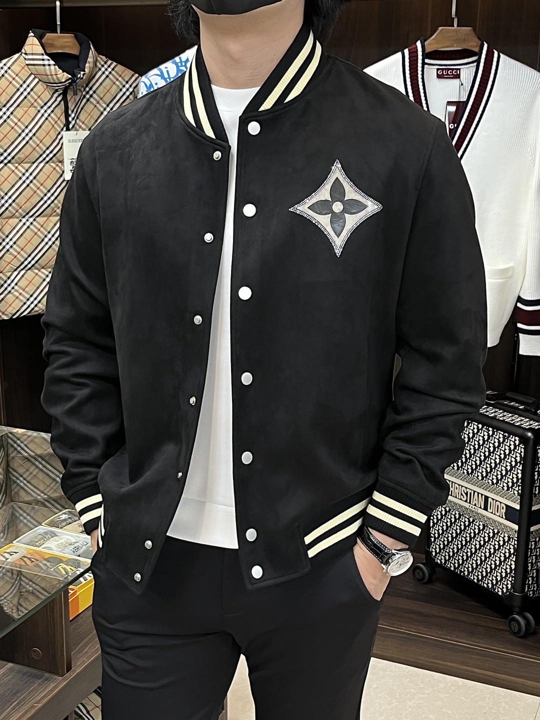 NO:549730,The main recommendation is the new LV 2025ss autumn style. The donkey-brand baseball collar jacket is released, and the popular suede jacket in autumn is comfortable and comfortable, and it looks slim. It is lazy and casual, combined with clean and simple colors, which is particularly pleasing to the eye. It is suitable for daily wear~ I love to launch sports items embellished with vitality prints, fashionable and quality life!  Size M-3XL H2025 new model first release, louis vuitton,louis vuitton,jackets & coats,jackets & coats,chamois leather,alexander wang19860909主推 LV 2025ss秋季新款发布驴牌棒球领夹克外套,秋季爆款麂皮绒外套,穿上就是舒适自在又显瘦的存在,慵懒而随性,结合干净简单的色系就特别耐看,适合日常穿着~倾情推出缀饰活力印花的运动单品,时尚品质生活！ 尺码M-3XL H2025新款首发,,louis vuitton,louis vuitton,jackets & coats,jackets & coats,chamois leather,alexander wang,Men's clothing