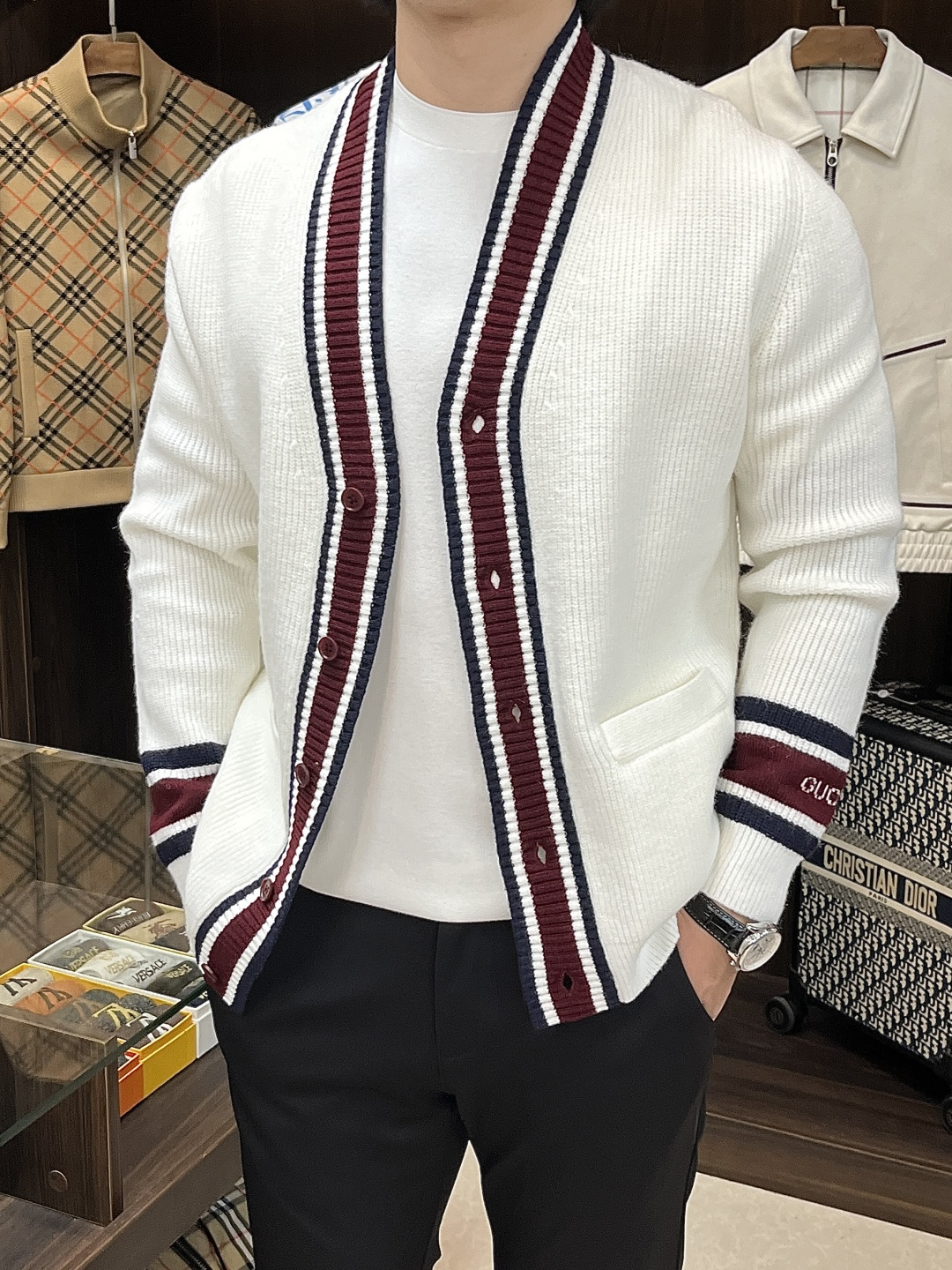 NO:594864,The main recommendation is Gucci 25SS new V-neck sweater. This sweater is made of wool knitted fabric, with Gucc intarsia on the sleeves. It has engraved button closure, soft and comfortable texture, and a great upper body effect. It is the same style for men and women. Highly recommended!  Size S M L XL H new model debut,,gucci,alexander wang19860909主推 Gucci 25SS新款V领针织衫,这款针织衫采用羊毛针织面料制作而成,袖子缀饰Gucc嵌花.刻字纽扣式开合,质感柔软舒适,上身效果超级赞,男女同款,强烈推荐！ 码数S M L XL H新款首发,,gucci,alexander wang,Men's clothing