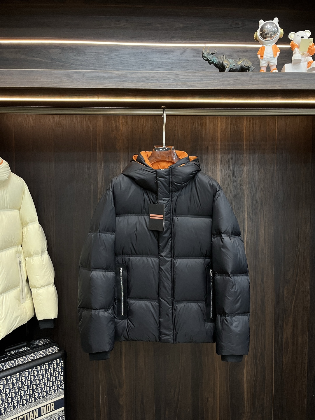 NO:571713,The main recommendation is the down Zegna 2025 latest fashion designer down jacket Zegna hooded down jacket, the top hot-selling light luxury down jacket in winter, hot-selling down jacket, 90# white goose down filling, every detail shows the craftsmanship, and the design changes of the advanced structural tailoring are enough to show the diverse image changes of men. The slim fit and tailored fit meet the current popular multi-layered outfits and are versatile styles for life!  Color black off-white Size M-3XL H2025 new model debut,,zegna,jackets & coats,down jacket,hats,alexander wang19860909主推羽绒 Zegna 2025最新款时尚设计师款羽绒外套杰尼亚连帽羽绒服,冬季顶级爆款款轻奢羽绒服,爆款羽绒服,90#白鹅绒填充,处处细节显工艺足够的高级结构性剪裁的设计改变来展现男士多样的形象变化,修身利落、剪裁合体,满足时下正流行的多层次穿搭,生活百搭款式！ 颜色黑色 米白 码数M-3XL H2025新款首发,,zegna,jackets & coats,down jacket,hats,alexander wang,Men's clothing