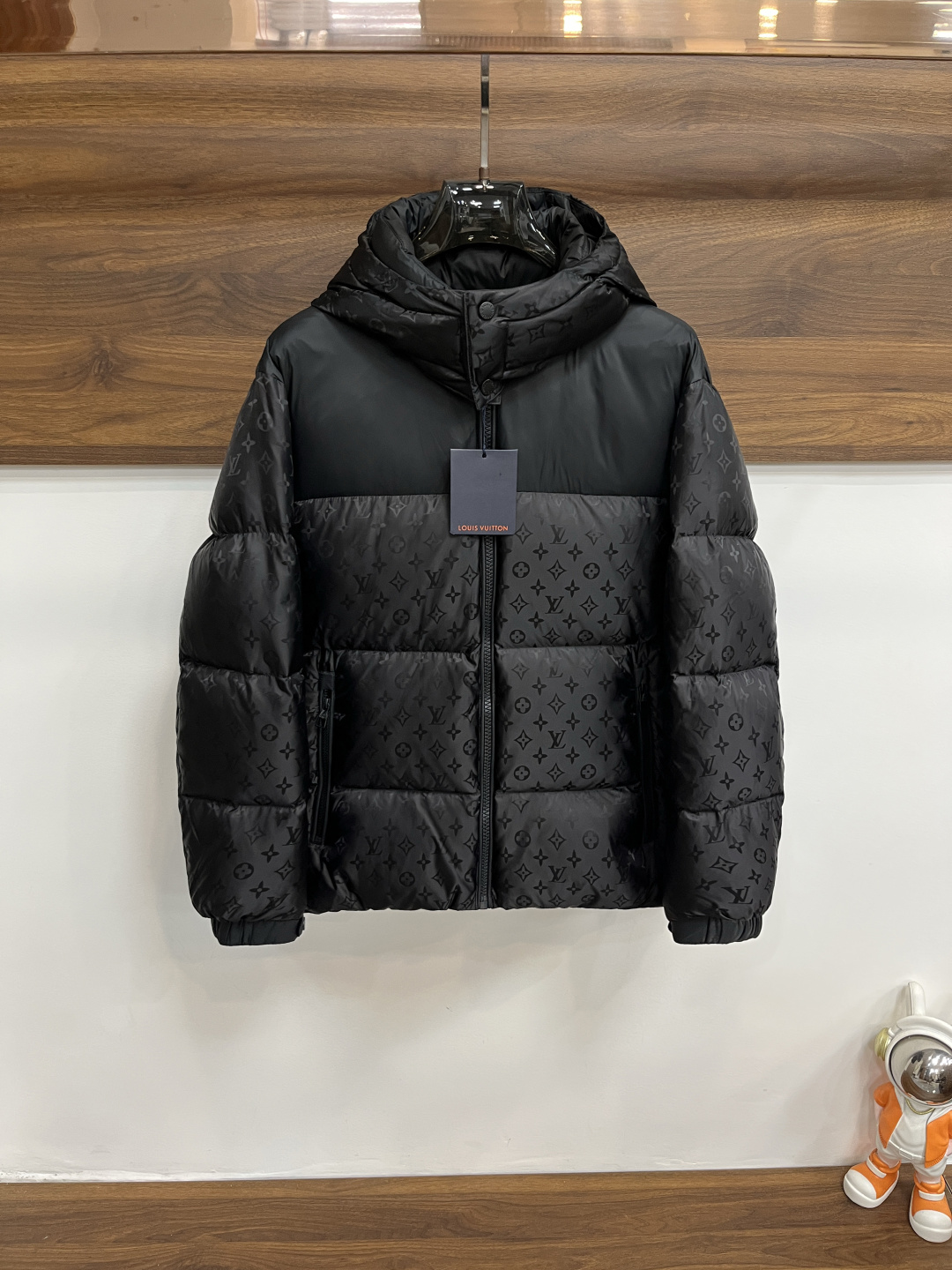 NO:571862,The main recommendation is down LV 2025, the latest fashion designer down jacket, Donkey brand hooded down jacket, the top hot-selling light luxury down jacket in winter, hot-selling down jacket, detachable hood, 90# white goose down filling, classic presbyopia jacquard pattern, every detail shows craftsmanship, enough advanced structural tailoring design changes to show men's diverse image changes, slim fit, tailoring, to meet the current popular multi-layered wear, versatile style in life!  Color Black Brown Gray Size M-3XL H2025 new model debut,,louis vuitton,louis vuitton,jackets & coats,down jacket,hats,alexander wang19860909主推羽绒 LV 2025最新款时尚设计师款羽绒外套驴牌连帽羽绒服,冬季顶级爆款款轻奢羽绒服,爆款羽绒服,帽可拆,90#白鹅绒填充,经典老花提花图案处处细节显工艺足够的高级结构性剪裁的设计改变来展现男士多样的形象变化,修身利落、剪裁合体,满足时下正流行的多层次穿搭,生活百搭款式！ 颜色黑色 咖色 灰色 码数M-3XL H2025新款首发,,louis vuitton,louis vuitton,jackets & coats,down jacket,hats,alexander wang,Men's clothing