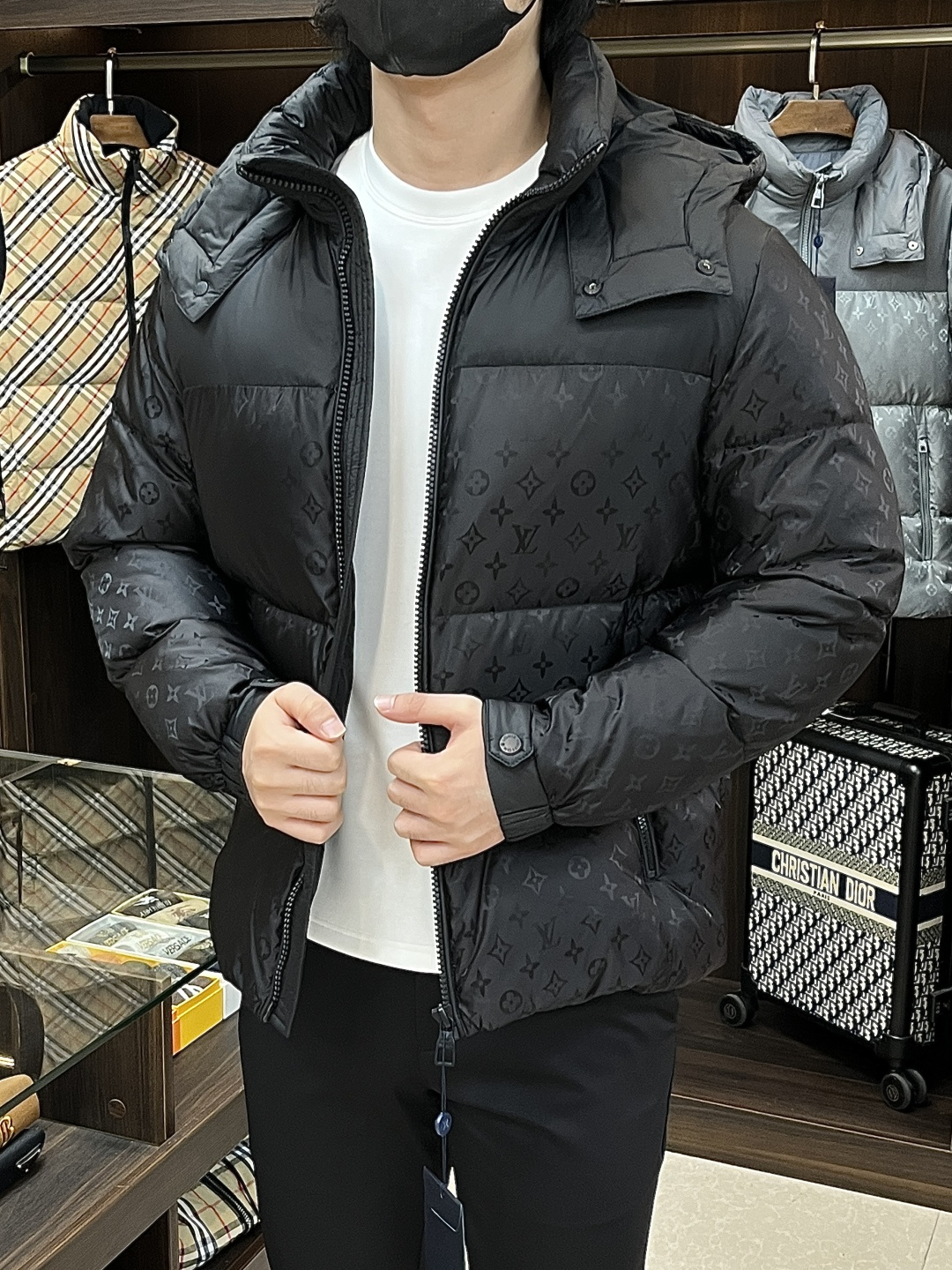 NO:566993,The main recommendation is down LV 2025, the latest fashion designer down jacket, Donkey brand hooded down jacket, the top hot-selling light luxury down jacket in winter, hot-selling down jacket, detachable hood, 90# white goose down filling, classic presbyopia jacquard pattern, every detail shows craftsmanship, enough advanced structural tailoring design changes to show men's diverse image changes, slim fit, tailoring, to meet the current popular multi-layered wear, versatile style in life!  Color Black Brown Gray Size M-3XL H2025 new model debut,,louis vuitton,louis vuitton,jackets & coats,down jacket,hats,alexander wang19860909主推羽绒 LV 2025最新款时尚设计师款羽绒外套驴牌连帽羽绒服,冬季顶级爆款款轻奢羽绒服,爆款羽绒服,帽可拆,90#白鹅绒填充,经典老花提花图案处处细节显工艺足够的高级结构性剪裁的设计改变来展现男士多样的形象变化,修身利落、剪裁合体,满足时下正流行的多层次穿搭,生活百搭款式！ 颜色黑色 咖色 灰色 码数M-3XL H2025新款首发,,louis vuitton,louis vuitton,jackets & coats,down jacket,hats,alexander wang,Men's clothing
