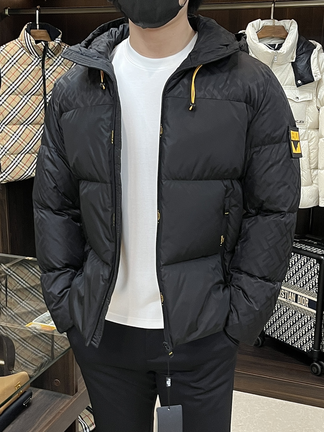 NO:566997,We mainly recommend down Fendi 2025 latest fashion designer down jacket Fendi hooded down jacket, the top hot-selling light luxury down jacket in winter, hot-selling down jacket, little monster rubber brand armband design, 90# white goose down filling, classic letter jacquard pattern, every detail shows craftsmanship, enough advanced structural tailoring design changes to show men's diverse image changes, slim fit, tailoring, to meet the current popular multi-layered wear, versatile styles in life!  Color Black Brown Size M-3XL H2025 new model first release, fendi, fendi, jackets & coats, down jacket, hats, alexander wang19860909主推羽绒 Fendi 2025最新款时尚设计师款羽绒外套芬迪连帽羽绒服,冬季顶级爆款款轻奢羽绒服,爆款羽绒服,小怪兽胶牌臂章设计,90#白鹅绒填充,经典字母提花图案处处细节显工艺足够的高级结构性剪裁的设计改变来展现男士多样的形象变化,修身利落、剪裁合体,满足时下正流行的多层次穿搭,生活百搭款式！ 颜色黑色 咖色 码数M-3XL H2025新款首发,,fendi,fendi,jackets & coats,down jacket,hats,alexander wang,Men's clothing