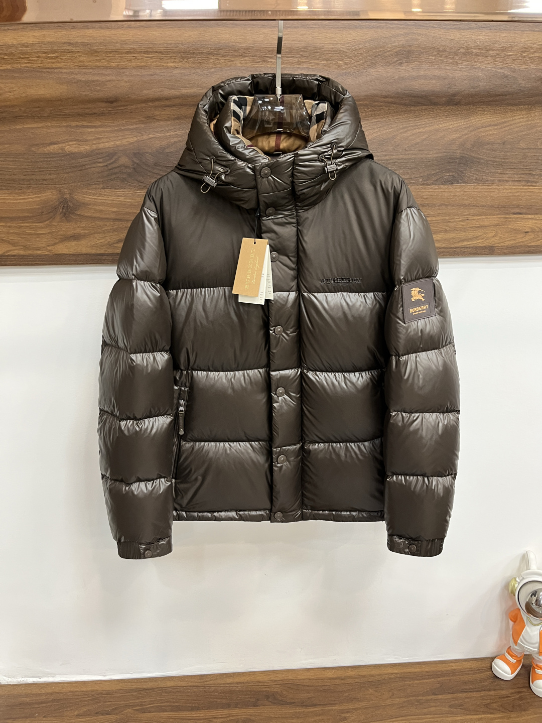 NO:683944,Mainly recommend down Burberry 2025 latest fashion designer down jacket Burberry hooded down jacket, the top hot-selling light luxury down jacket in winter, hot-selling down jacket, chest letter LOGO embroidery design, 90# white goose down filling, war horse rubber brand armband, every detail shows craftsmanship, enough advanced structural tailoring design changes to show men's diverse image changes, slim fit, tailoring, to meet the current popular multi-layered wear, versatile style in life!  Color Black Brown Khaki Size M-3XL H2025 new model debut,,burberry,burberry,jackets & coats,down jacket,hats,19860909主推羽绒 Burberry 2025最新款时尚设计师款羽绒外套巴宝莉连帽羽绒服,冬季顶级爆款款轻奢羽绒服,爆款羽绒服,胸口字母LOGO刺绣设计,90#白鹅绒填充,战马胶牌臂章处处细节显工艺足够的高级结构性剪裁的设计改变来展现男士多样的形象变化,修身利落、剪裁合体,满足时下正流行的多层次穿搭,生活百搭款式！ 颜色黑色 咖色 卡其色 码数M-3XL H2025新款首发,,burberry,burberry,jackets & coats,down jacket,hats,,Men's clothing