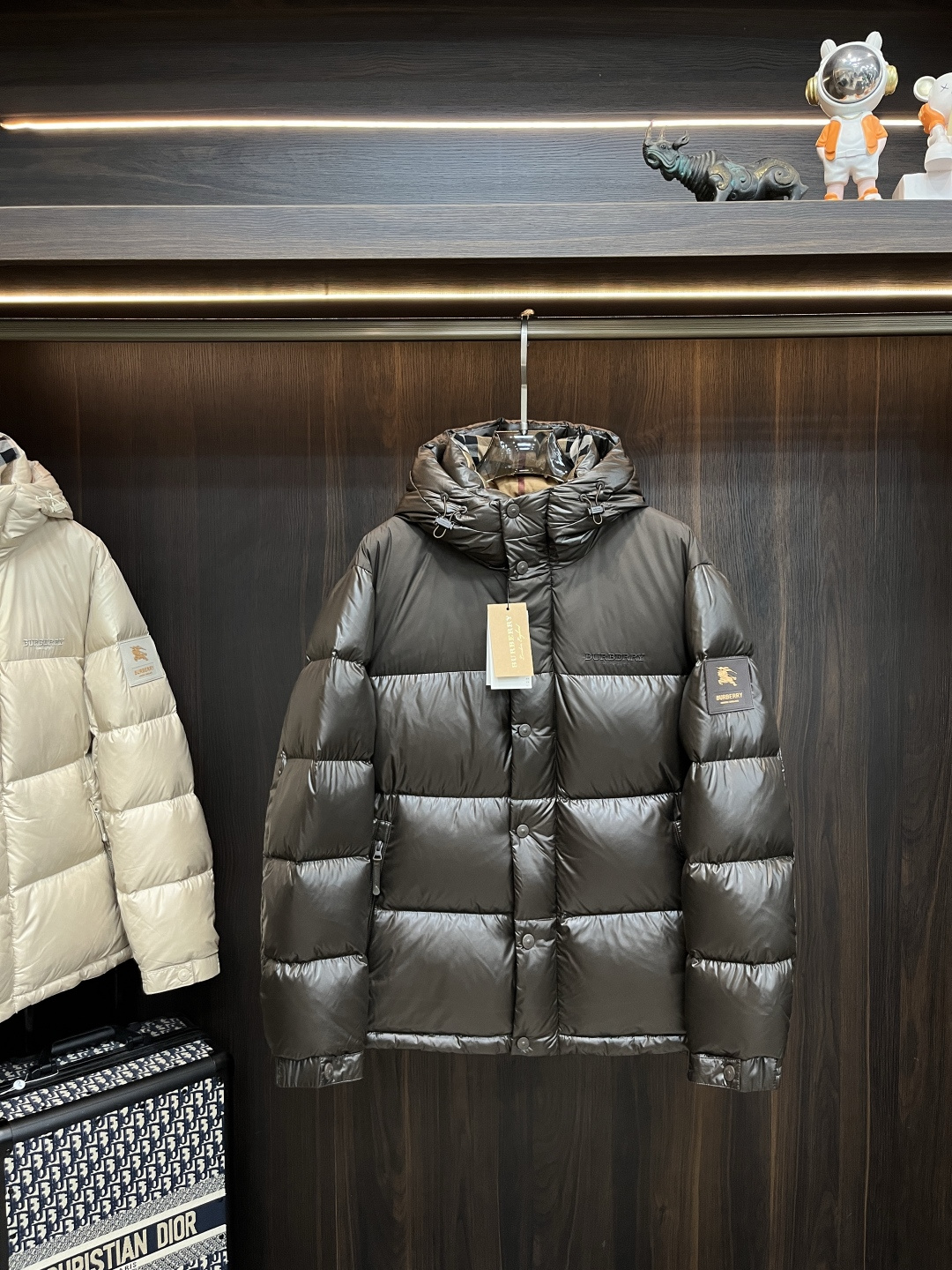 NO:645805,Mainly recommending down Burberry's latest fashion designer down jacket, Burberry hooded down jacket, the top hot-selling light luxury down jacket in winter, hot-selling down jacket, chest letter LOGO embroidery design, 90# white goose down filling, war horse rubber brand armband, every detail shows craftsmanship, enough advanced structural tailoring design changes to show men's diverse image changes, slim fit, tailoring, to meet the current popular multi-layered wear, versatile style in life!  Color Black Brown Khaki Size M-3XL H new model debut,,burberry,burberry,jackets & coats,down jacket,hats,alexander wang19860909主推羽绒 Burberry 最新款时尚设计师款羽绒外套巴宝莉连帽羽绒服,冬季顶级爆款款轻奢羽绒服,爆款羽绒服,胸口字母LOGO刺绣设计,90#白鹅绒填充,战马胶牌臂章处处细节显工艺足够的高级结构性剪裁的设计改变来展现男士多样的形象变化,修身利落、剪裁合体,满足时下正流行的多层次穿搭,生活百搭款式！ 颜色黑色 咖色 卡其色 码数M-3XL H新款首发,,burberry,burberry,jackets & coats,down jacket,hats,alexander wang,Men's clothing