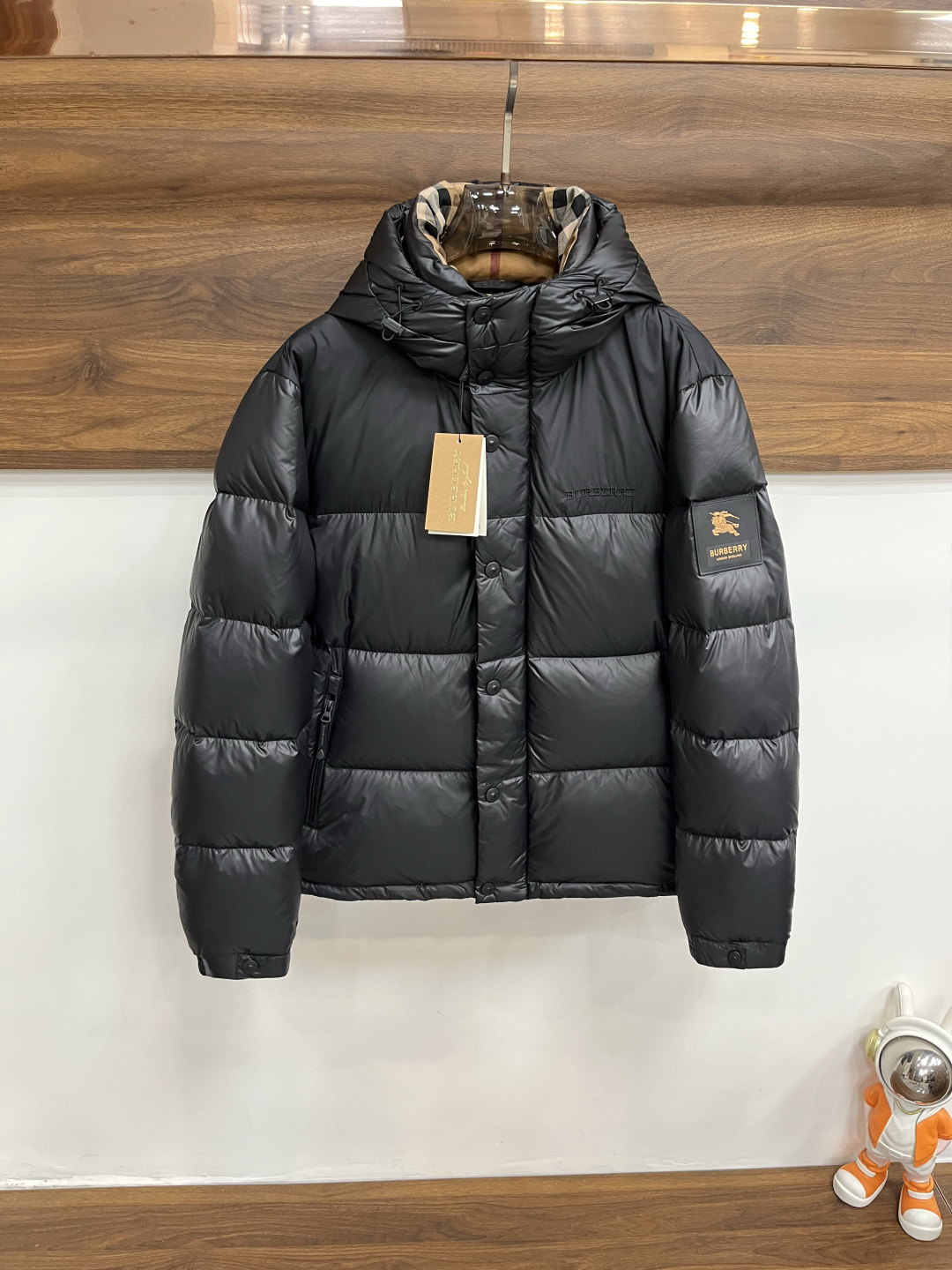 NO:597268,Mainly recommend down Burberry 2025 latest fashion designer down jacket Burberry hooded down jacket, the top hot-selling light luxury down jacket in winter, hot-selling down jacket, chest letter LOGO embroidery design, 90# white goose down filling, war horse rubber brand armband, every detail shows craftsmanship, enough advanced structural tailoring design changes to show men's diverse image changes, slim fit, tailoring, to meet the current popular multi-layered wear, versatile style in life!  Color Black Brown Khaki Size M-3XL H2025 new model first release,,burberry,burberry,jackets & coats,down jacket,hats,alexander wang19860909主推羽绒 Burberry 2025最新款时尚设计师款羽绒外套巴宝莉连帽羽绒服,冬季顶级爆款款轻奢羽绒服,爆款羽绒服,胸口字母LOGO刺绣设计,90#白鹅绒填充,战马胶牌臂章处处细节显工艺足够的高级结构性剪裁的设计改变来展现男士多样的形象变化,修身利落、剪裁合体,满足时下正流行的多层次穿搭,生活百搭款式！ 颜色黑色 咖色 卡其色 码数M-3XL H2025新款首发,,burberry,burberry,jackets & coats,down jacket,hats,alexander wang,Men's clothing