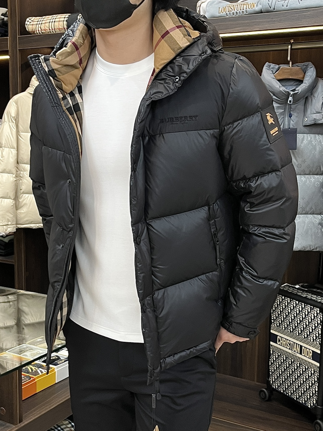 NO:567002,Mainly recommend down Burberry 2025 latest fashion designer down jacket Burberry hooded down jacket, the top hot-selling light luxury down jacket in winter, hot-selling down jacket, chest letter LOGO embroidery design, 90# white goose down filling, war horse rubber brand armband, every detail shows craftsmanship, enough advanced structural tailoring design changes to show men's diverse image changes, slim fit, tailoring, to meet the current popular multi-layered wear, versatile style in life!  Color Black Brown Khaki Size M-3XL H2025 new model first release,,burberry,burberry,jackets & coats,down jacket,hats,alexander wang19860909主推羽绒 Burberry 2025最新款时尚设计师款羽绒外套巴宝莉连帽羽绒服,冬季顶级爆款款轻奢羽绒服,爆款羽绒服,胸口字母LOGO刺绣设计,90#白鹅绒填充,战马胶牌臂章处处细节显工艺足够的高级结构性剪裁的设计改变来展现男士多样的形象变化,修身利落、剪裁合体,满足时下正流行的多层次穿搭,生活百搭款式！ 颜色黑色 咖色 卡其色 码数M-3XL H2025新款首发,,burberry,burberry,jackets & coats,down jacket,hats,alexander wang,Men's clothing