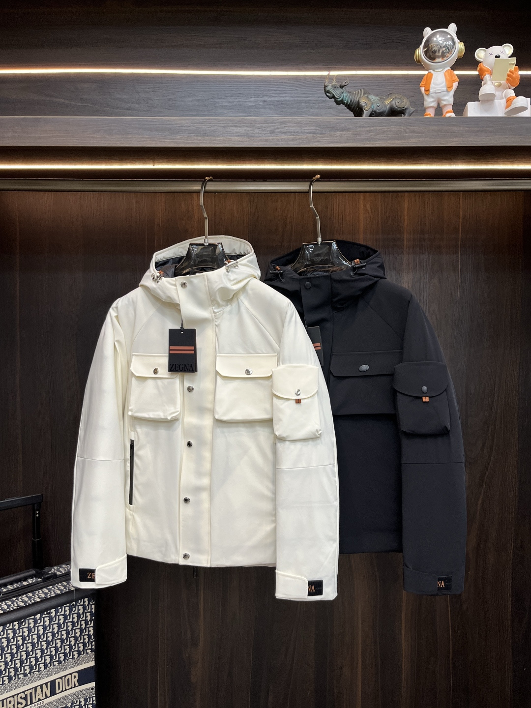 NO:571709,The main recommendation is the down Zegna 2025 latest fashion designer down jacket Zegna hooded down jacket, the top hot-selling light luxury down jacket in winter, hot-selling down jacket, double chest pocket design, 90# white goose down filling, war horse rubber brand armband, every detail shows craftsmanship, enough advanced structural tailoring design changes to show men's diverse image changes, slim fit, tailoring, to meet the current popular multi-layered wear, versatile style in life!  Color black white Size M-3XL H2025 new model debut,,zegna,jackets & coats,down jacket,hats,alexander wang19860909主推羽绒 Zegna 2025最新款时尚设计师款羽绒外套杰尼亚连帽羽绒服,冬季顶级爆款款轻奢羽绒服,爆款羽绒服,胸口双口袋设计,90#白鹅绒填充,战马胶牌臂章处处细节显工艺足够的高级结构性剪裁的设计改变来展现男士多样的形象变化,修身利落、剪裁合体,满足时下正流行的多层次穿搭,生活百搭款式！ 颜色黑色 白色 码数M-3XL H2025新款首发,,zegna,jackets & coats,down jacket,hats,alexander wang,Men's clothing