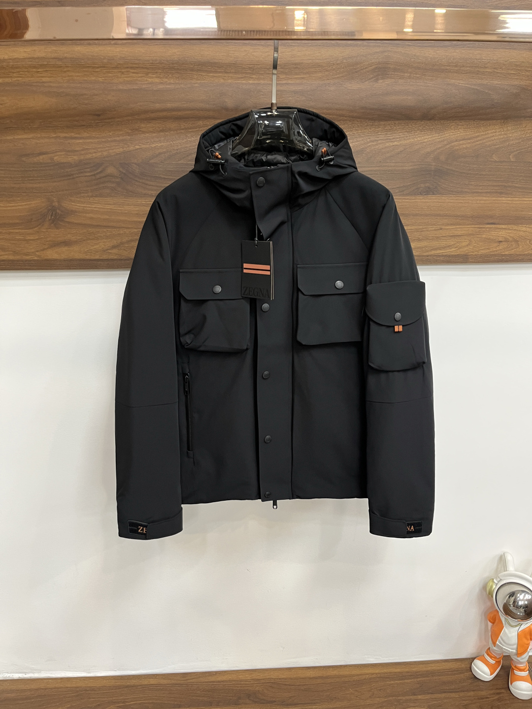 NO:571865,The main recommendation is the down Zegna 2025 latest fashion designer down jacket Zegna hooded down jacket, the top hot-selling light luxury down jacket in winter, hot-selling down jacket, double chest pocket design, 90# white goose down filling, war horse rubber brand armband, every detail shows craftsmanship, enough advanced structural tailoring design changes to show men's diverse image changes, slim fit, tailoring, to meet the current popular multi-layered wear, versatile style in life!  Color black white Size M-3XL H2025 new model debut,,zegna,jackets & coats,down jacket,hats,alexander wang19860909主推羽绒 Zegna 2025最新款时尚设计师款羽绒外套杰尼亚连帽羽绒服,冬季顶级爆款款轻奢羽绒服,爆款羽绒服,胸口双口袋设计,90#白鹅绒填充,战马胶牌臂章处处细节显工艺足够的高级结构性剪裁的设计改变来展现男士多样的形象变化,修身利落、剪裁合体,满足时下正流行的多层次穿搭,生活百搭款式！ 颜色黑色 白色 码数M-3XL H2025新款首发,,zegna,jackets & coats,down jacket,hats,alexander wang,Men's clothing