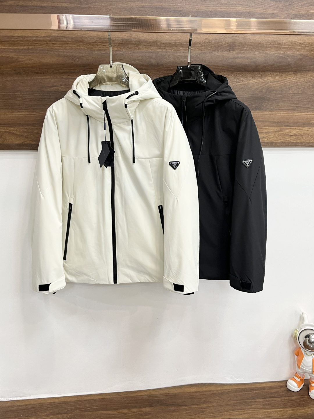 NO:597271,Mainly recommending down Prada 2025 latest fashion designer down jacket Prada hooded down jacket, the top hot-selling light luxury down jacket in winter, hot-selling down jacket, metal triangle letter armband design, 90# white goose down filling, war horse rubber brand armband, every detail shows craftsmanship, enough advanced structural tailoring design changes to show men's diverse image changes, slim fit, tailoring, to meet the current popular multi-layered wear, versatile style in life!  Color black white Size M-3XL H2025 new model debut, prada, prada, jackets & coats, down jacket, hats, alexander wang19860909主推羽绒 Prada 2025最新款时尚设计师款羽绒外套普拉达连帽羽绒服,冬季顶级爆款款轻奢羽绒服,爆款羽绒服,金属三角字母臂章设计,90#白鹅绒填充,战马胶牌臂章处处细节显工艺足够的高级结构性剪裁的设计改变来展现男士多样的形象变化,修身利落、剪裁合体,满足时下正流行的多层次穿搭,生活百搭款式！ 颜色黑色 白色 码数M-3XL H2025新款首发,,prada,prada,jackets & coats,down jacket,hats,alexander wang,Men's clothing