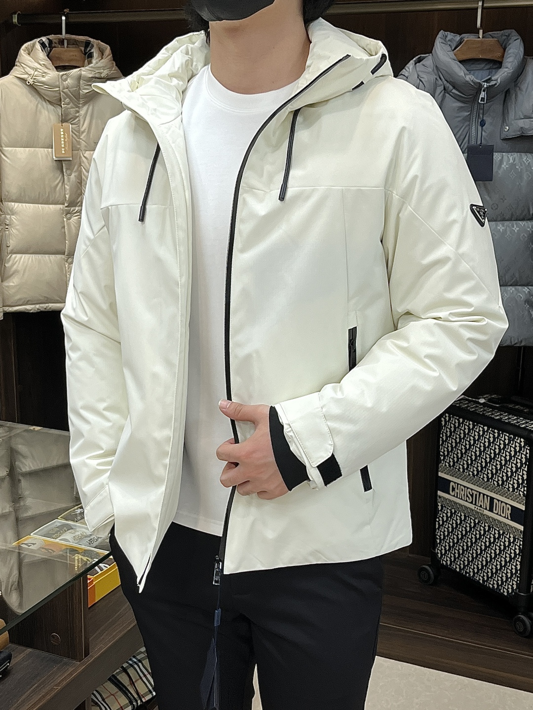 NO:657738,Mainly recommending down Prada 2025 latest fashion designer down jacket Prada hooded down jacket, the top hot-selling light luxury down jacket in winter, hot-selling down jacket, metal triangle letter armband design, 90# white goose down filling, war horse rubber brand armband, every detail shows craftsmanship, enough advanced structural tailoring design changes to show men's diverse image changes, slim fit, tailoring, to meet the current popular multi-layered wear, versatile style in life!  Color black white Size M-3XL H2025 new model debut, prada, prada, jackets & coats, down jacket, hats, alexander wang19860909主推羽绒 Prada 2025最新款时尚设计师款羽绒外套普拉达连帽羽绒服,冬季顶级爆款款轻奢羽绒服,爆款羽绒服,金属三角字母臂章设计,90#白鹅绒填充,战马胶牌臂章处处细节显工艺足够的高级结构性剪裁的设计改变来展现男士多样的形象变化,修身利落、剪裁合体,满足时下正流行的多层次穿搭,生活百搭款式！ 颜色黑色 白色 码数M-3XL H2025新款首发,,prada,prada,jackets & coats,down jacket,hats,alexander wang,Men's clothing