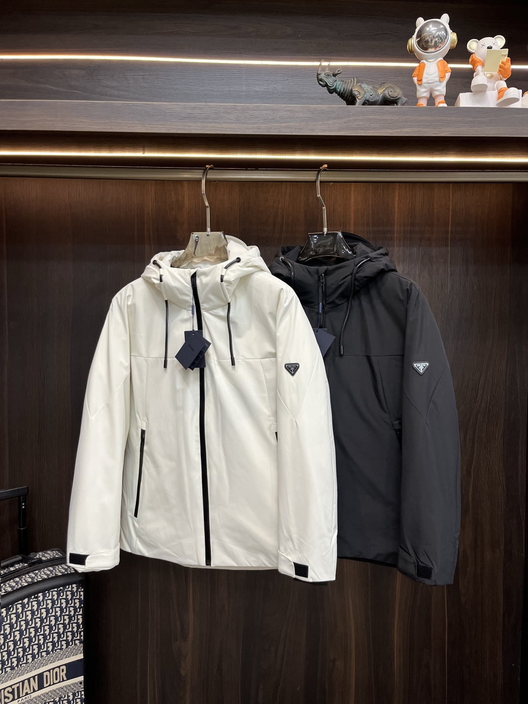 NO:571707,Mainly recommending down Prada 2025 latest fashion designer down jacket Prada hooded down jacket, the top hot-selling light luxury down jacket in winter, hot-selling down jacket, metal triangle letter armband design, 90# white goose down filling, war horse rubber brand armband, every detail shows craftsmanship, enough advanced structural tailoring design changes to show men's diverse image changes, slim fit, tailoring, to meet the current popular multi-layered wear, versatile style in life!  Color black white Size M-3XL H2025 new model debut, prada, prada, jackets & coats, down jacket, hats, alexander wang19860909主推羽绒 Prada 2025最新款时尚设计师款羽绒外套普拉达连帽羽绒服,冬季顶级爆款款轻奢羽绒服,爆款羽绒服,金属三角字母臂章设计,90#白鹅绒填充,战马胶牌臂章处处细节显工艺足够的高级结构性剪裁的设计改变来展现男士多样的形象变化,修身利落、剪裁合体,满足时下正流行的多层次穿搭,生活百搭款式！ 颜色黑色 白色 码数M-3XL H2025新款首发,,prada,prada,jackets & coats,down jacket,hats,alexander wang,Men's clothing