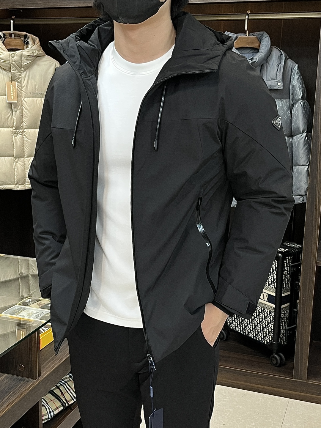 NO:570975,Mainly recommend down Prada's latest fashion designer down jacket Prada hooded down jacket, the top hot-selling light luxury down jacket in winter, hot-selling down jacket, metal triangle letter armband design, 90# white goose down filling, war horse rubber brand armband, every detail shows craftsmanship, enough advanced structural tailoring design changes to show men's diverse image changes, slim fit, tailoring, to meet the current popular multi-layered outfits, versatile styles in life!  Color black white Size M-3XL H new model debut, prada, prada, jackets & coats, down jacket, hats, alexander wang19860909主推羽绒 Prada 最新款时尚设计师款羽绒外套普拉达连帽羽绒服,冬季顶级爆款款轻奢羽绒服,爆款羽绒服,金属三角字母臂章设计,90#白鹅绒填充,战马胶牌臂章处处细节显工艺足够的高级结构性剪裁的设计改变来展现男士多样的形象变化,修身利落、剪裁合体,满足时下正流行的多层次穿搭,生活百搭款式！ 颜色黑色 白色 码数M-3XL H新款首发,,prada,prada,jackets & coats,down jacket,hats,alexander wang,Men's clothing