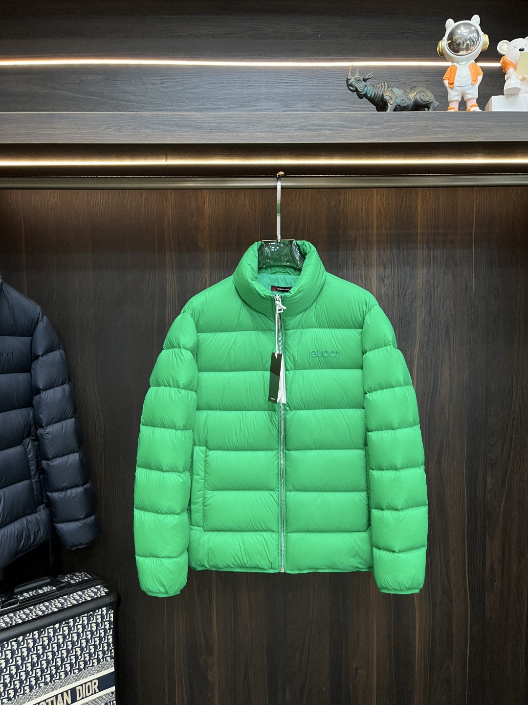 NO:571705,Mainly recommending down Gucci 2025 latest fashion designer down jacket Gucci stand-collar down jacket, the top hot-selling light luxury down jacket in winter, hot-selling down jacket, chest letter LOGO embroidery design, 90# white goose down filling, details show enough advanced structural tailoring design changes to show men's diverse image changes, slim fit, tailoring, to meet the current popular multi-layered wear, versatile style in life!  Color Black Brown Blue Green Size M-3XL H2025 new model first release,,gucci,gucci,jackets & coats,down jacket,alexander wang19860909主推羽绒 Gucci 2025最新款时尚设计师款羽绒外套古驰立领羽绒服,冬季顶级爆款款轻奢羽绒服,爆款羽绒服,胸口字母LOGO刺绣设计,90#白鹅绒填充,细节显工艺足够的高级结构性剪裁的设计改变来展现男士多样的形象变化,修身利落、剪裁合体,满足时下正流行的多层次穿搭,生活百搭款式！ 颜色黑色 咖色 蓝色 绿色 码数M-3XL H2025新款首发,,gucci,gucci,jackets & coats,down jacket,alexander wang,Men's clothing