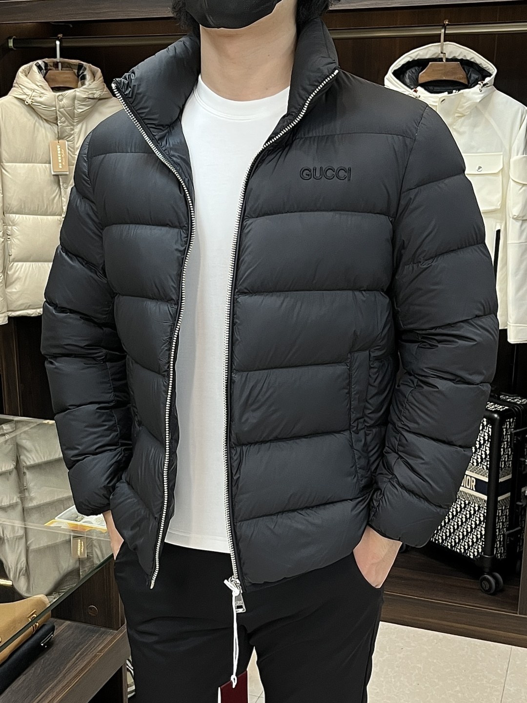 NO:570978,Mainly recommending down Gucci's latest fashion designer down jacket Gucci stand-collar down jacket, the top hot-selling light luxury down jacket in winter, hot-selling down jacket, embroidered letter LOGO design on the chest, 90# white goose down filling, detailed design changes with sufficient advanced structural tailoring to show men's diverse image changes, slim fit and well-fitting, meeting the current popular multi-layered outfits, versatile styles for life!  Color Black Brown Blue Green Size M-3XL H new model debut,,gucci,gucci,jackets & coats,down jacket,alexander wang19860909主推羽绒 Gucci 最新款时尚设计师款羽绒外套古驰立领羽绒服,冬季顶级爆款款轻奢羽绒服,爆款羽绒服,胸口字母LOGO刺绣设计,90#白鹅绒填充,细节显工艺足够的高级结构性剪裁的设计改变来展现男士多样的形象变化,修身利落、剪裁合体,满足时下正流行的多层次穿搭,生活百搭款式！ 颜色黑色 咖色 蓝色 绿色 码数M-3XL H新款首发,,gucci,gucci,jackets & coats,down jacket,alexander wang,Men's clothing