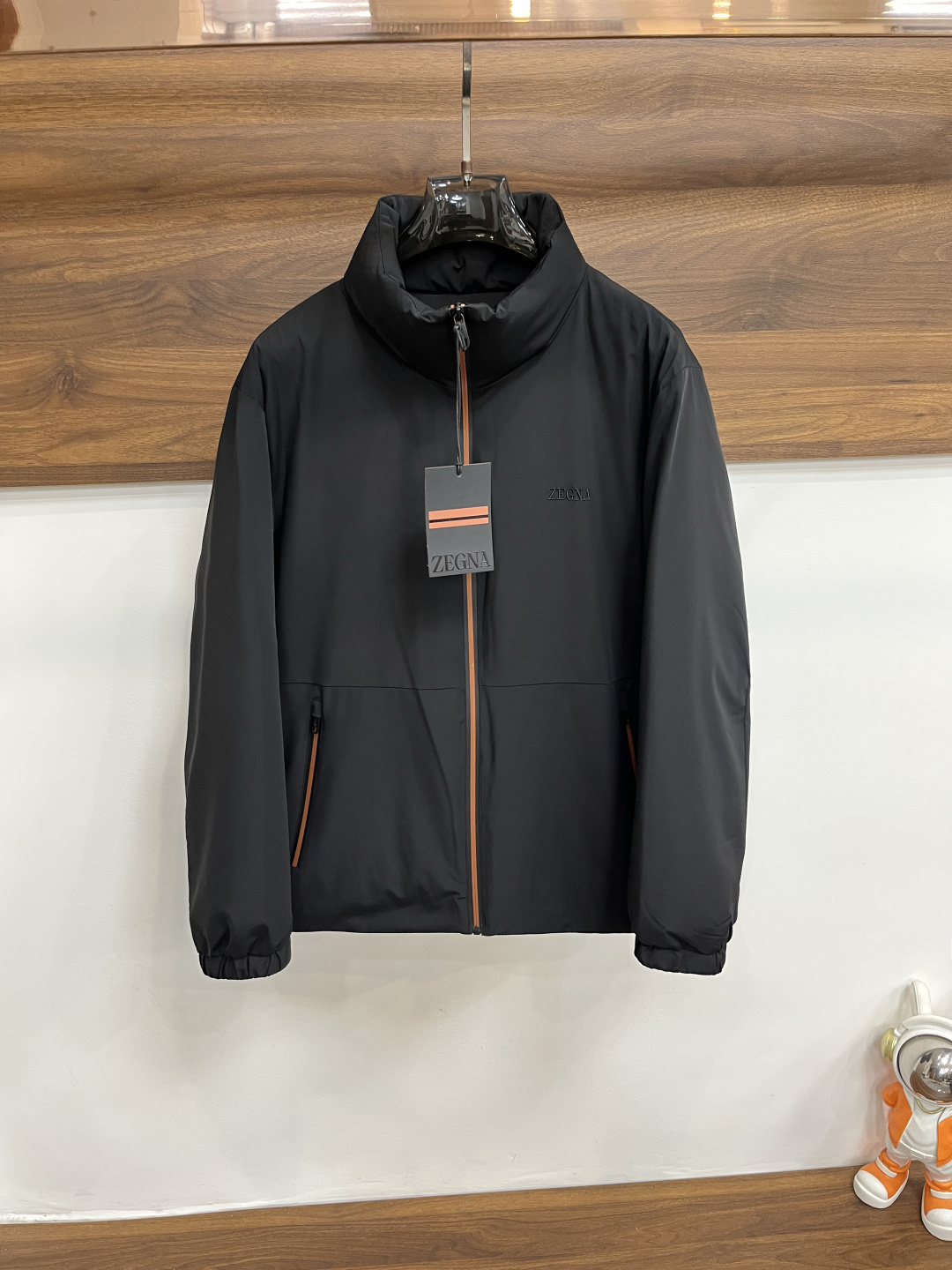 NO:601768,Mainly recommending down Zegna 2025 latest fashion designer down jacket Zegna stand-up collar down jacket, the top hot-selling light luxury down jacket in winter, hot-selling down jacket, chest letter LOGO embroidery design, 90# white goose down filling, details show enough advanced structural tailoring design changes to show men's diverse image changes, slim fit, tailoring, to meet the current popular multi-layered wear, versatile styles in life!  Color Black Khaki Size M-3XL H2025 new model first release,,zegna,jackets & coats,down jacket,alexander wang19860909主推羽绒 Zegna 2025最新款时尚设计师款羽绒外套杰尼亚立领羽绒服,冬季顶级爆款款轻奢羽绒服,爆款羽绒服,胸口字母LOGO刺绣设计,90#白鹅绒填充,细节显工艺足够的高级结构性剪裁的设计改变来展现男士多样的形象变化,修身利落、剪裁合体,满足时下正流行的多层次穿搭,生活百搭款式！ 颜色黑色 卡其色 码数M-3XL H2025新款首发,,zegna,jackets & coats,down jacket,alexander wang,Men's clothing