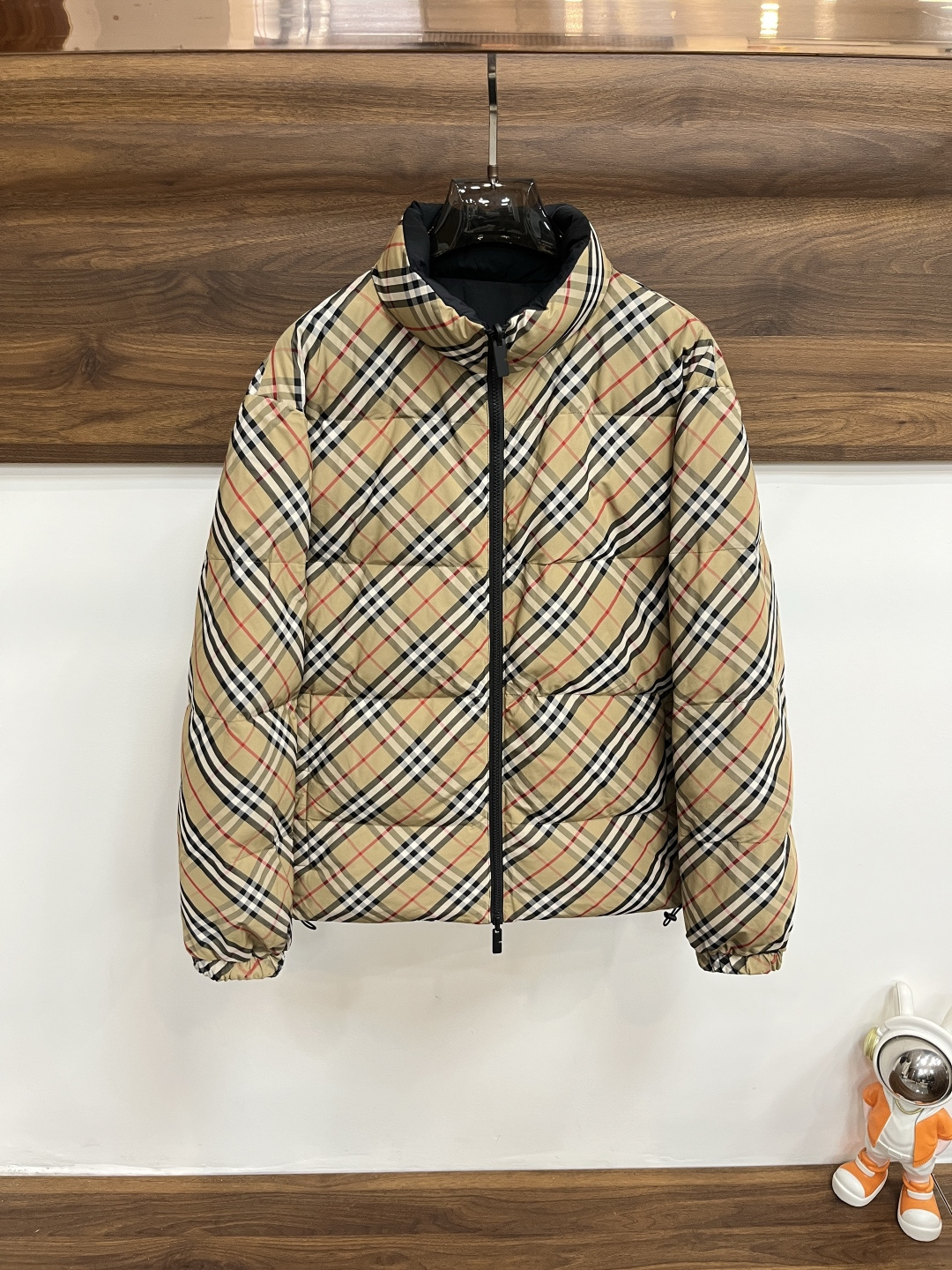 NO:571871,Mainly recommend down Burberry 2025 latest fashion designer down jacket Burberry stand collar down jacket, double-sided top winter hot style light luxury down jacket, hot style down jacket, 90# white goose down filling, letter jacquard design, war horse logo embroidery details show craftsmanship, enough advanced structural tailoring design changes to show men's diverse image changes, slim fit, tailoring, to meet the current popular multi-layered wear, versatile style in life!  Color Black Brown Size M-3XL H2025 new model first release,,burberry,burberry,jackets & coats,down jacket,alexander wang19860909主推羽绒 Burberry 2025最新款时尚设计师款羽绒外套巴宝莉立领羽绒服,双面穿 冬季顶级爆款款轻奢羽绒服,爆款羽绒服,90#白鹅绒填充,字母提花设计,战马logo刺绣细节显工艺足够的高级结构性剪裁的设计改变来展现男士多样的形象变化,修身利落、剪裁合体,满足时下正流行的多层次穿搭,生活百搭款式！ 颜色黑色 咖色 码数M-3XL H2025新款首发,,burberry,burberry,jackets & coats,down jacket,alexander wang,Men's clothing