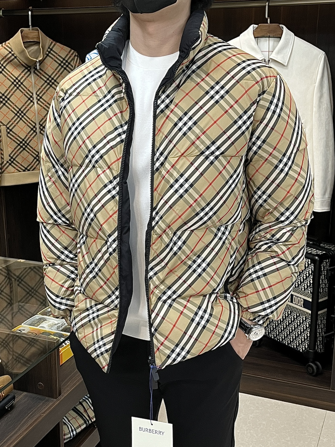 NO:570984,Mainly recommending down, Burberry's latest fashion designer down jacket, Burberry stand collar down jacket, reversible, winter's top hot style light luxury down jacket, hot style down jacket, 90# white goose down filling, letter jacquard design, war horse logo embroidery details show craftsmanship, enough advanced structural tailoring design changes to show men's diverse image changes, slim fit, tailoring, to meet the current popular multi-layered wear, versatile style in life!  Color Black Brown Size M-3XL H new model debut,,burberry,burberry,jackets & coats,down jacket,alexander wang19860909主推羽绒 Burberry 最新款时尚设计师款羽绒外套巴宝莉立领羽绒服,双面穿 冬季顶级爆款款轻奢羽绒服,爆款羽绒服,90#白鹅绒填充,字母提花设计,战马logo刺绣细节显工艺足够的高级结构性剪裁的设计改变来展现男士多样的形象变化,修身利落、剪裁合体,满足时下正流行的多层次穿搭,生活百搭款式！ 颜色黑色 咖色 码数M-3XL H新款首发,,burberry,burberry,jackets & coats,down jacket,alexander wang,Men's clothing