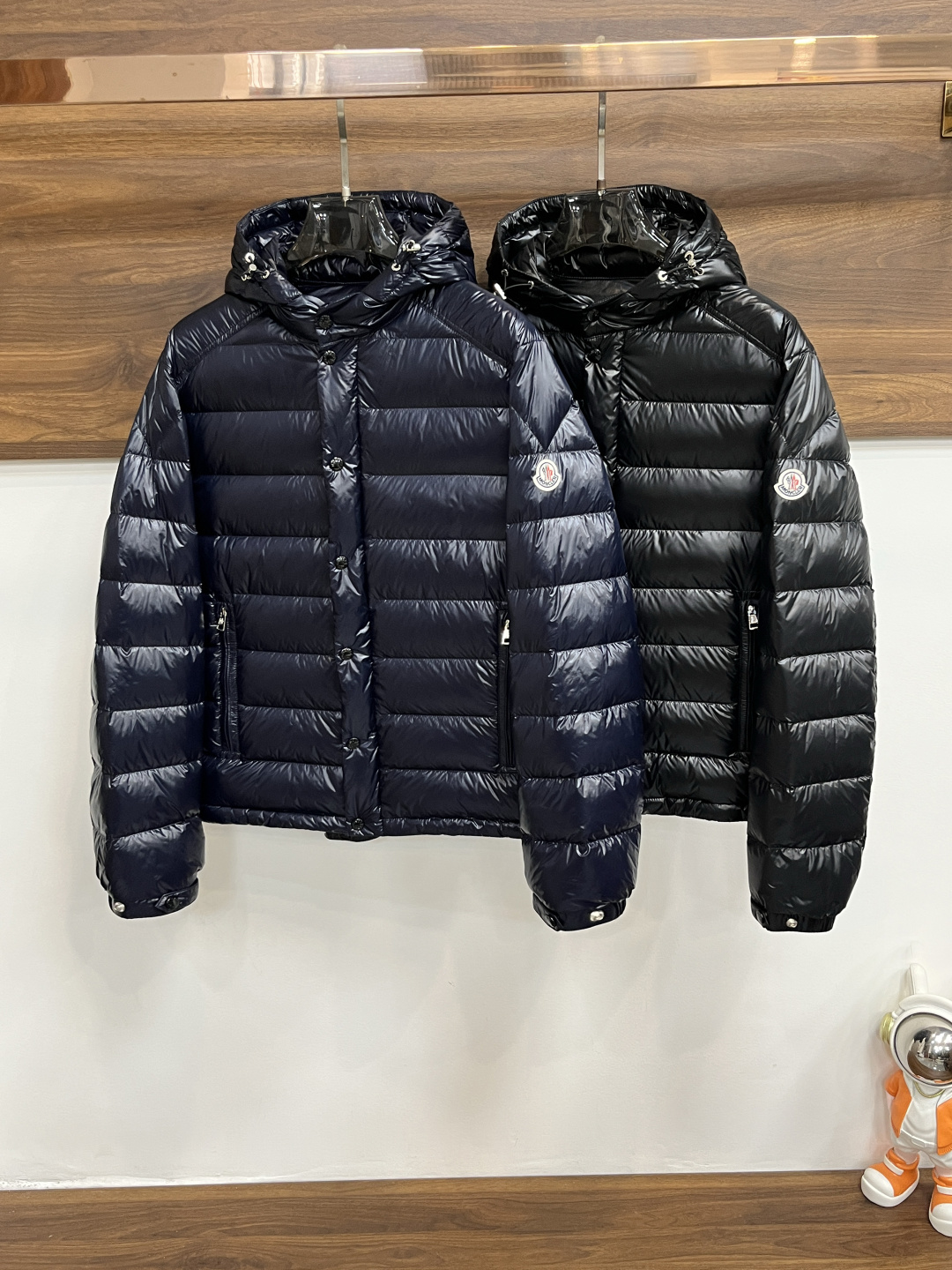 NO:571874,The main recommendation is the down Moncler 2025 latest fashion designer down jacket, hooded down jacket, the top hot-selling light luxury down jacket in winter, hot-selling down jacket, 90# white goose down filling, letter jacquard design, details show enough advanced structural tailoring design changes to show men's diverse image changes, slim fit, tailoring, to meet the current popular multi-layered wear, versatile style in life!  Color Black Blue Size M-3XL H2025 New Release,,Moncler,jackets & coats,down jacket,hats,alexander wang19860909主推羽绒 Moncler 2025最新款时尚设计师款羽绒外套蒙口连帽羽绒服,冬季顶级爆款款轻奢羽绒服,爆款羽绒服,90#白鹅绒填充,字母提花设计,细节显工艺足够的高级结构性剪裁的设计改变来展现男士多样的形象变化,修身利落、剪裁合体,满足时下正流行的多层次穿搭,生活百搭款式！ 颜色黑色 蓝色 码数M-3XL H2025新款首发,,Moncler,jackets & coats,down jacket,hats,alexander wang,Men's clothing