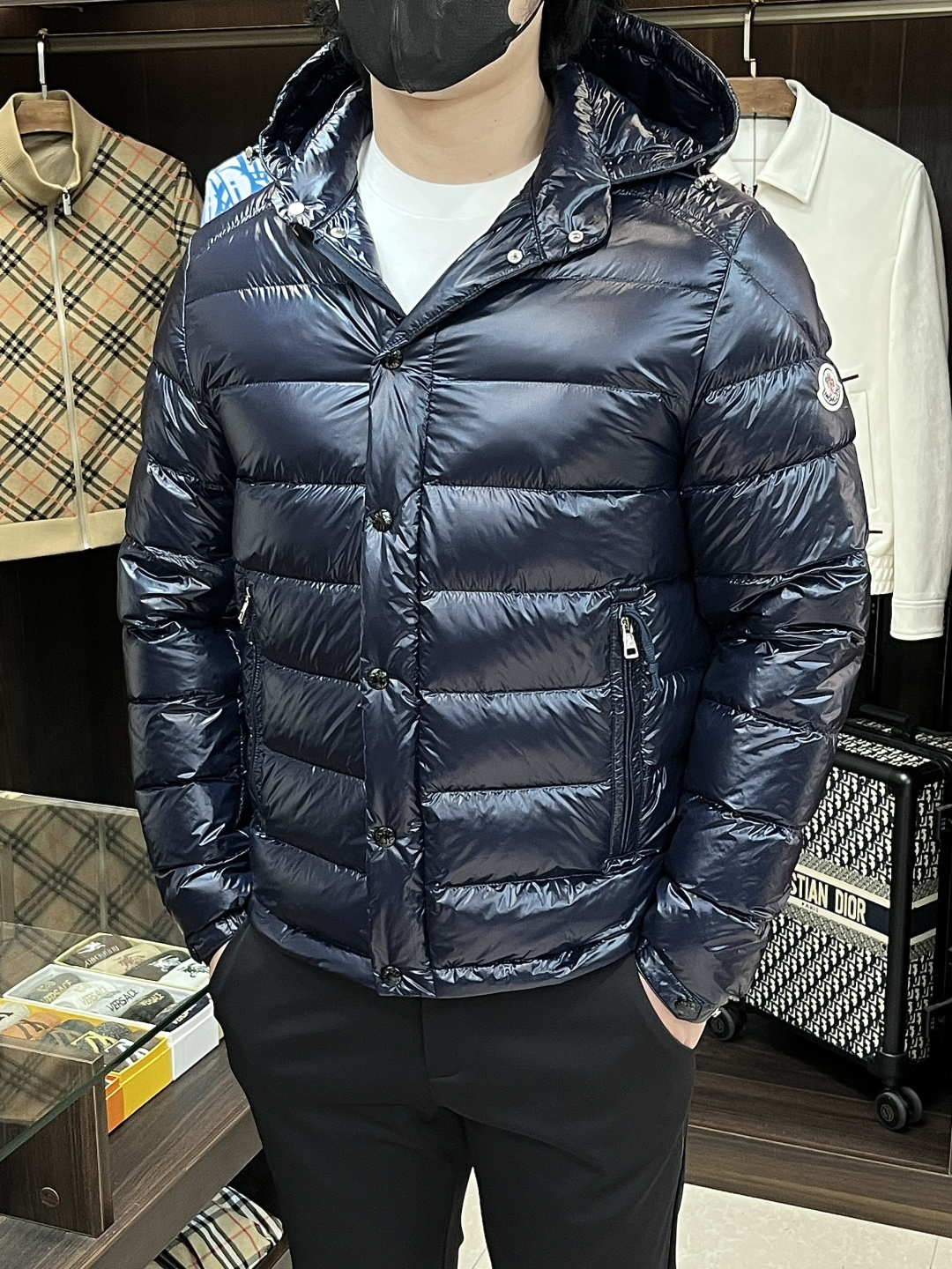 NO:570987,Mainly recommending down Moncler's latest fashion designer down jacket, hooded down jacket, the top hot-selling light luxury down jacket in winter, hot-selling down jacket, 90# white goose down filling, letter jacquard design, detailed design changes with sufficient advanced structural tailoring to show men's diverse image changes, slim and neat, tailoring, to meet the current popular multi-layered wear, versatile style for life!  Color black blue Size M-3XL H new model debut,,Moncler,jackets & coats,down jacket,hats,alexander wang19860909主推羽绒 Moncler 最新款时尚设计师款羽绒外套蒙口连帽羽绒服,冬季顶级爆款款轻奢羽绒服,爆款羽绒服,90#白鹅绒填充,字母提花设计,细节显工艺足够的高级结构性剪裁的设计改变来展现男士多样的形象变化,修身利落、剪裁合体,满足时下正流行的多层次穿搭,生活百搭款式！ 颜色黑色 蓝色 码数M-3XL H新款首发,,Moncler,jackets & coats,down jacket,hats,alexander wang,Men's clothing