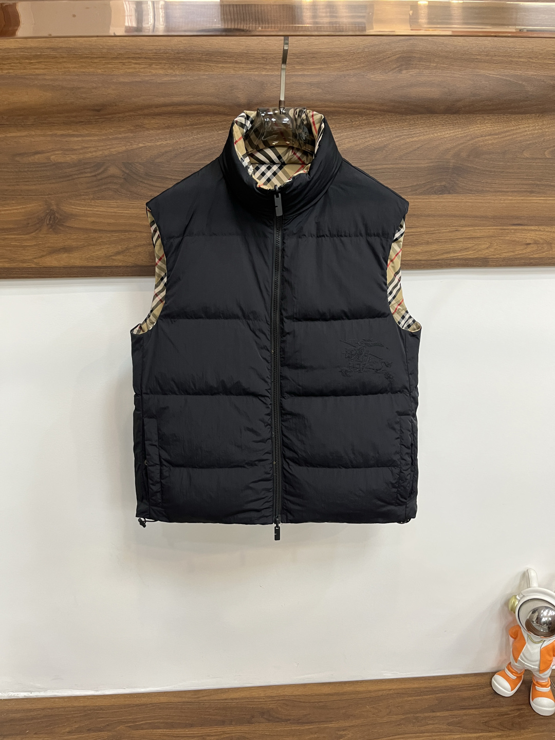 NO:571877,Mainly recommend down Burberry 2025 latest fashion designer style down jacket Burberry stand collar down vest, double-sided top winter hot style light luxury down jacket, hot style down jacket, 90# white goose down filling, letter jacquard design, war horse logo embroidery details show craftsmanship, enough advanced structural tailoring design changes to show men's diverse image changes, slim fit, tailoring, to meet the current popular multi-layered wear, versatile style in life!  Color Black Plaid Reversible Size M-3XL H2025 new model debut,,burberry,burberry,jackets & coats,down jacket,alexander wang19860909主推羽绒 Burberry 2025最新款时尚设计师款羽绒外套巴宝莉立领羽绒马甲,双面穿 冬季顶级爆款款轻奢羽绒服,爆款羽绒服,90#白鹅绒填充,字母提花设计,战马logo刺绣细节显工艺足够的高级结构性剪裁的设计改变来展现男士多样的形象变化,修身利落、剪裁合体,满足时下正流行的多层次穿搭,生活百搭款式！ 颜色黑色 格子 双面穿 码数M-3XL H2025新款首发,,burberry,burberry,jackets & coats,down jacket,alexander wang,Men's clothing