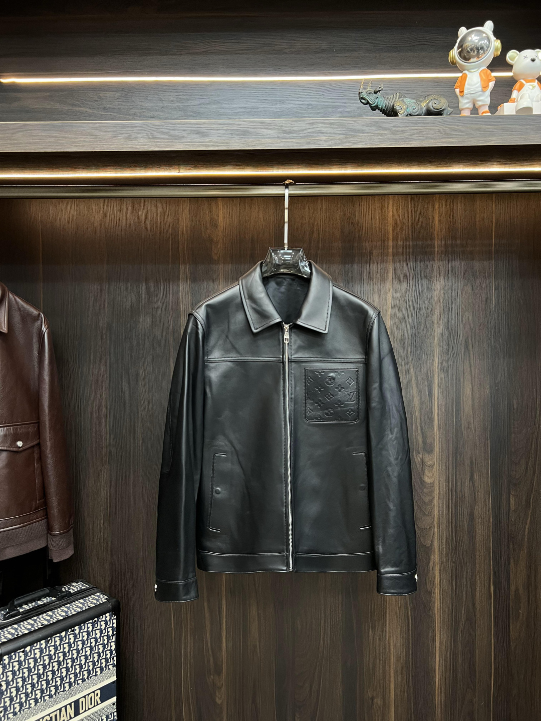 NO:682388,The main recommendation is LV ss early autumn new release of donkey brand lapel leather jacket, autumn hot sheep leather jacket, letter logo embossed design, wearing it makes you feel comfortable and slim, lazy and casual, combined with clean and simple colors, it is particularly attractive and suitable for daily wear~ We are launching embellished light luxury items!  Sizes M-3XL, complete with three standards, shipped next day, color black, H new model debut,, louis vuitton, louis vuitton, jackets & coats, jackets & coats, sheepskin,19860909主推 LV ss早秋新款发布驴牌翻领真皮夹克外套,秋季爆款绵羊皮外套,字母logo压花设计,穿上就是舒适自在又显瘦的存在,慵懒而随性,结合干净简单的色系就特别耐看,适合日常穿着~倾情推出缀饰轻奢单品！ 尺码M-3XL 三标齐全 隔天出货 颜色黑色 H新款首发,,louis vuitton,louis vuitton,jackets & coats,jackets & coats,sheepskin,,Men's clothing