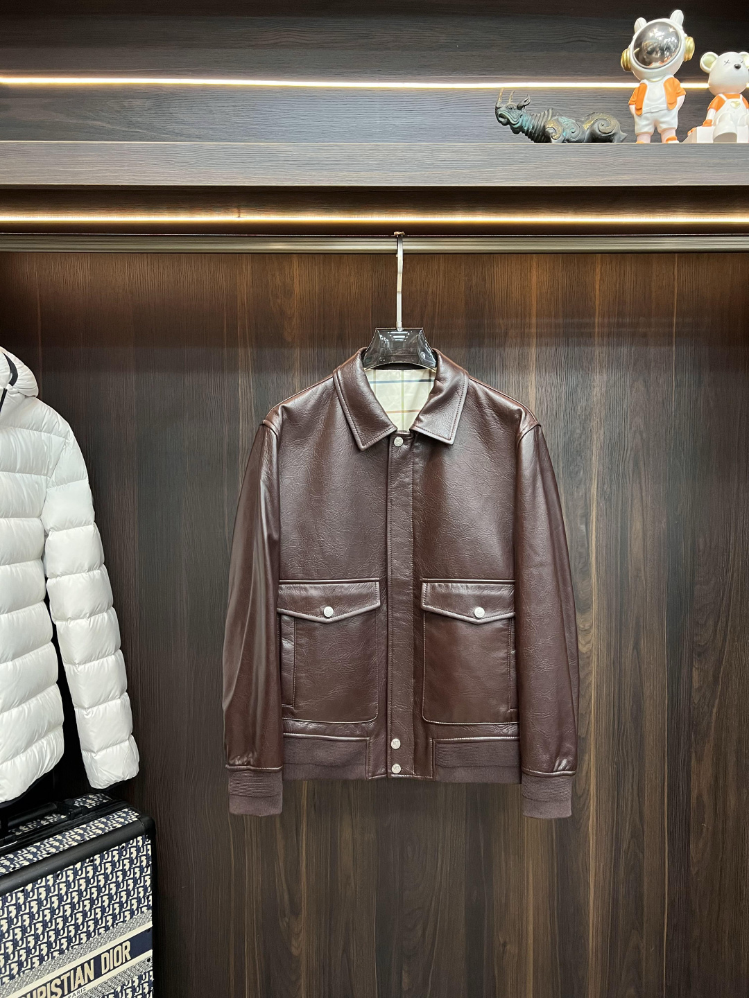 NO:682398,The main recommendation is LP 1925ss early autumn new release LP lapel leather jacket, autumn popular sheepskin jacket, letter logo embossed design, wearing it makes you feel comfortable and slim, lazy and casual, combined with clean and simple colors, it is particularly attractive and suitable for daily wear~ We are launching embellished light luxury items!  Sizes M-3XL, complete with three standards, shipped next day, color burgundy, new H first release,,loro piana,jackets & coats,jackets & coats,sheepskin,19860909主推 LP 1925ss早秋新款发布LP翻领真皮夹克外套,秋季爆款绵羊皮外套,字母logo压花设计,穿上就是舒适自在又显瘦的存在,慵懒而随性,结合干净简单的色系就特别耐看,适合日常穿着~倾情推出缀饰轻奢单品！ 尺码M-3XL 三标齐全 隔天出货 颜色酒红 H新款首发,,loro piana,jackets & coats,jackets & coats,sheepskin,,Men's clothing