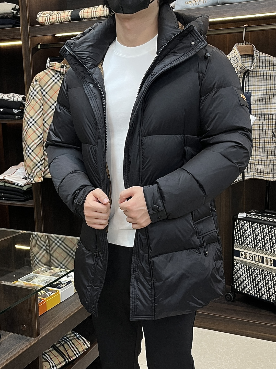 NO:568976,Mainly recommending down Fendi 2025 latest fashion designer down jacket Fendi hooded down jacket, winter top mid-length light luxury down jacket, popular down jacket with classic logo on the upper arm, 90# white goose down filling, every detail shows craftsmanship, enough advanced structural tailoring design changes to show men's diverse image changes, slim fit, tailoring, to meet the current popular multi-layered wear, versatile style in life!  Color black Size M-3XL H2025 new model debut, fendi, jackets & coats, down jacket, hats, alexander wang19860909主推羽绒 Fendi 2025最新款时尚设计师款羽绒外套Fendi连帽羽绒服,冬季顶级中长款轻奢羽绒服,上臂经典logo爆款羽绒服,90#白鹅绒填充,处处细节显工艺足够的高级结构性剪裁的设计改变来展现男士多样的形象变化,修身利落、剪裁合体,满足时下正流行的多层次穿搭,生活百搭款式！ 颜色黑色 码数M-3XL H2025新款首发,,fendi,jackets & coats,down jacket,hats,alexander wang,Men's clothing
