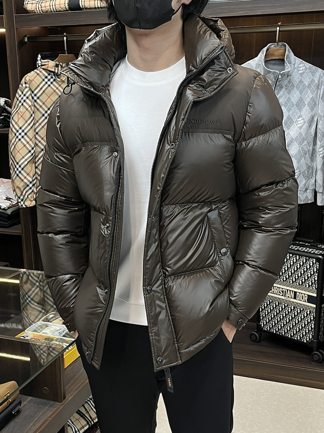 NO:568936,Mainly recommending down Fendi 2025 latest fashion designer down jacket Fendi hooded down jacket, top light luxury down jacket in winter, popular down jacket with classic logo on the upper arm, 90# white goose down filling, every detail shows craftsmanship, enough advanced structural tailoring design changes to show men's diverse image changes, slim fit, tailoring, to meet the current popular multi-layered wear, versatile style for life!  Color Black Brown Size M-3XL H2025 new model first release, fendi, jackets & coats, down jacket, hats, alexander wang19860909主推羽绒 Fendi 2025最新款时尚设计师款羽绒外套Fendi连帽羽绒服,冬季顶级轻奢羽绒服,上臂经典logo爆款羽绒服,90#白鹅绒填充,处处细节显工艺足够的高级结构性剪裁的设计改变来展现男士多样的形象变化,修身利落、剪裁合体,满足时下正流行的多层次穿搭,生活百搭款式！ 颜色黑色 咖色 码数M-3XL H2025新款首发,,fendi,jackets & coats,down jacket,hats,alexander wang,Men's clothing