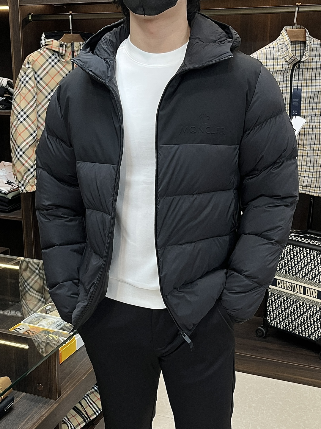 NO:683951,The main recommendation is the down Moncler 2025 latest fashion designer down jacket, hooded down jacket, top-notch luxury down jacket in winter, popular down jacket with classic logo on the upper arm, 90# white goose down filling, every detail shows craftsmanship, and enough advanced structural tailoring design changes to show men's diverse image changes, slim fit, tailoring, to meet the current popular multi-layered wear, versatile style for life!  Color Black Size M-3XL H2025 new model first release,,Moncler,jackets & coats,down jacket,hats,19860909主推羽绒 Moncler 2025最新款时尚设计师款羽绒外套蒙口连帽羽绒服,冬季顶级轻奢羽绒服,上臂经典logo爆款羽绒服,90#白鹅绒填充,处处细节显工艺足够的高级结构性剪裁的设计改变来展现男士多样的形象变化,修身利落、剪裁合体,满足时下正流行的多层次穿搭,生活百搭款式！ 颜色黑色 码数M-3XL H2025新款首发,,Moncler,jackets & coats,down jacket,hats,,Men's clothing