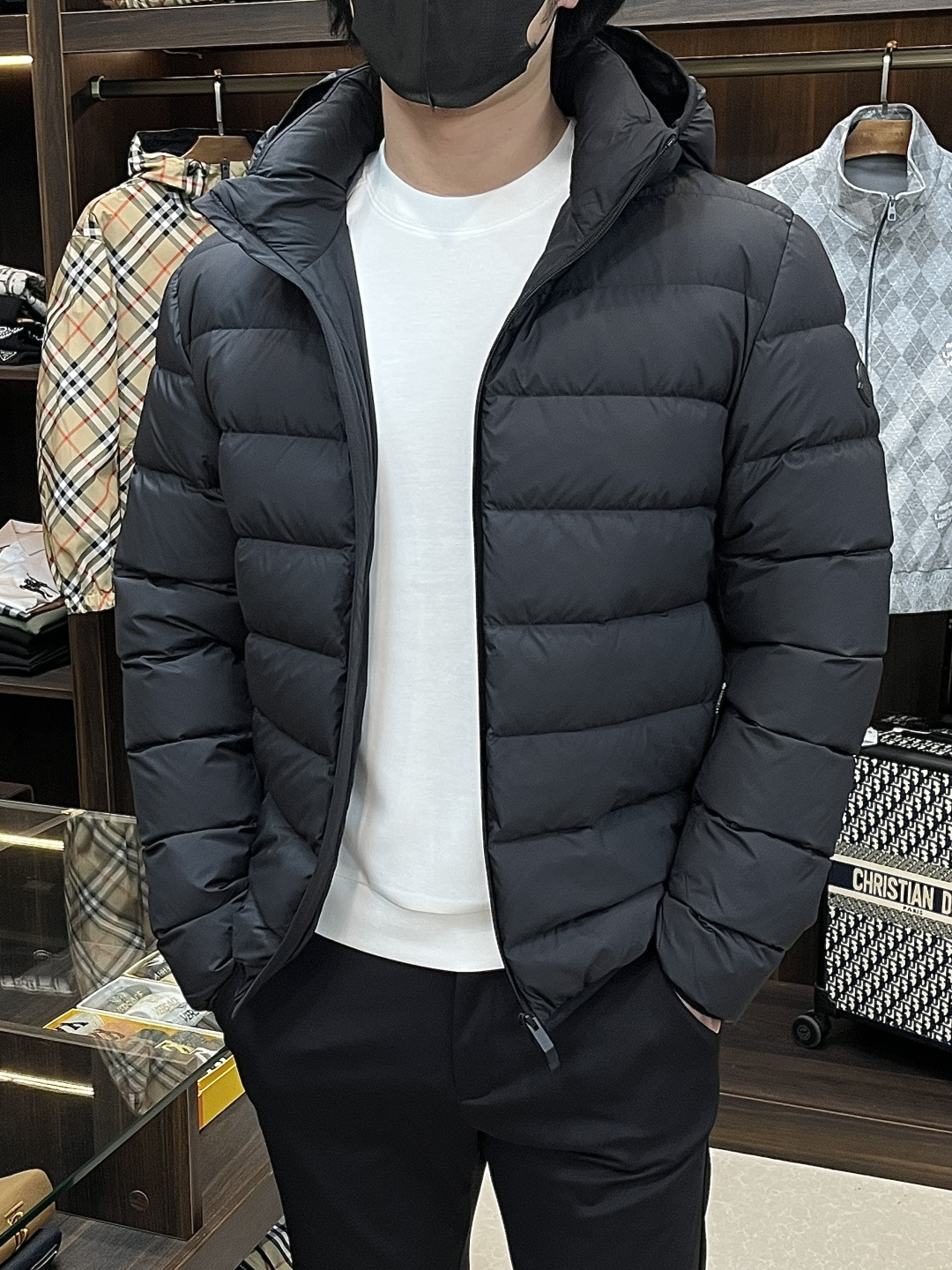 NO:703727,Exchange after the year!  The main recommendation is the down Moncler 2025 latest fashion designer style down jacket, hooded down jacket, top light luxury down jacket in winter, hot style down jacket, 90# white goose down filling, every detail shows craftsmanship, enough advanced structural tailoring design changes to show men's diverse image changes, slim fit, tailoring, to meet the current popular multi-layered wear, versatile style in life!  Color Black White Size M-3XL H2025 New Release, Moncler, jackets & coats, down jacket, hats,19860909年后退换！ 主推羽绒 Moncler 2025最新款时尚设计师款羽绒外套蒙口连帽羽绒服,冬季顶级轻奢羽绒服,爆款羽绒服,90#白鹅绒填充,处处细节显工艺足够的高级结构性剪裁的设计改变来展现男士多样的形象变化,修身利落、剪裁合体,满足时下正流行的多层次穿搭,生活百搭款式！ 颜色黑色 白色 码数M-3XL H2025新款首发,,Moncler,jackets & coats,down jacket,hats,,Men's clothing