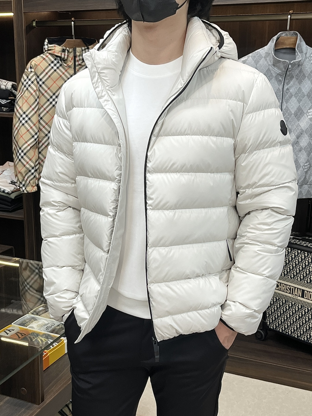 NO:568953,The main recommendation is the down Moncler 2025 latest fashion designer style down jacket, hooded down jacket, top light luxury down jacket in winter, popular down jacket, 90# white goose down filling, every detail shows craftsmanship, enough advanced structural tailoring design changes to show men's diverse image changes, slim fit, tailoring, to meet the current popular multi-layered wear, versatile style for life!  Color black white Size M-3XL H2025 new model first release,,Moncler,jackets & coats,down jacket,hats,alexander wang19860909主推羽绒 Moncler 2025最新款时尚设计师款羽绒外套蒙口连帽羽绒服,冬季顶级轻奢羽绒服,爆款羽绒服,90#白鹅绒填充,处处细节显工艺足够的高级结构性剪裁的设计改变来展现男士多样的形象变化,修身利落、剪裁合体,满足时下正流行的多层次穿搭,生活百搭款式！ 颜色黑色 白色 码数M-3XL H2025新款首发,,Moncler,jackets & coats,down jacket,hats,alexander wang,Men's clothing
