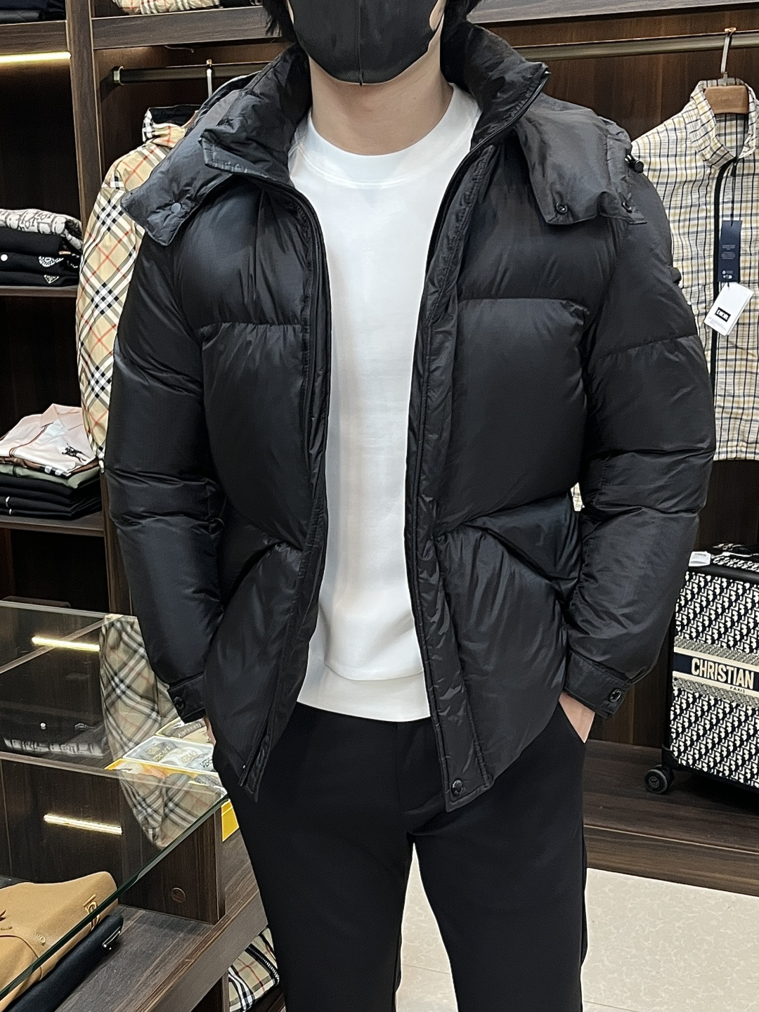 NO:652914,Mainly recommending down Prada's latest fashion designer down jacket Prada hooded down jacket, the top light luxury down jacket in winter, the hood is detachable, popular down jacket, 90# white goose down filling, every detail shows craftsmanship, enough advanced structural tailoring design changes to show men's diverse image changes, slim fit, tailoring, to meet the current popular multi-layered wear, versatile style for life!  Color black Size M-3XL H new model debut, prada, prada, jackets & coats, down jacket, hats, alexander wang19860909主推羽绒 Prada 最新款时尚设计师款羽绒外套普拉达连帽羽绒服,冬季顶级轻奢羽绒服,帽可拆,爆款羽绒服,90#白鹅绒填充,处处细节显工艺足够的高级结构性剪裁的设计改变来展现男士多样的形象变化,修身利落、剪裁合体,满足时下正流行的多层次穿搭,生活百搭款式！ 颜色黑色 码数M-3XL H新款首发,,prada,prada,jackets & coats,down jacket,hats,alexander wang,Men's clothing