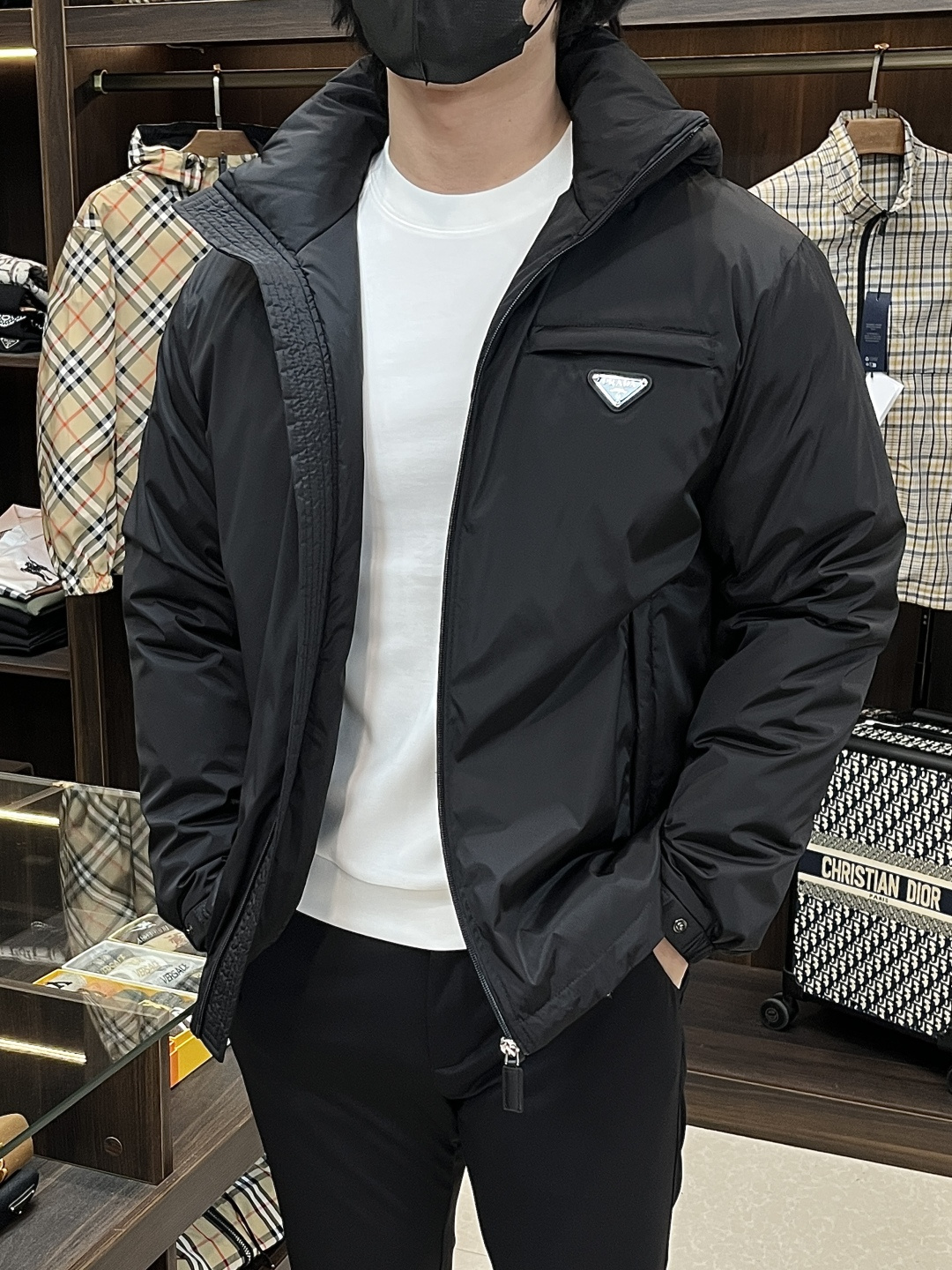 NO:568958,Mainly recommend down Prada 2025 latest fashion designer down jacket Prada hooded down jacket, winter top light luxury down jacket, hood is detachable, popular down jacket, 90# white goose down filling, every detail shows craftsmanship, enough advanced structural tailoring design changes to show men's diverse image changes, slim fit, tailoring, to meet the current popular multi-layered wear, versatile style for life!  Color black Size M-3XL H2025 new model debut, prada, prada, jackets & coats, down jacket, hats, alexander wang19860909主推羽绒 Prada 2025最新款时尚设计师款羽绒外套普拉达连帽羽绒服,冬季顶级轻奢羽绒服,帽可拆,爆款羽绒服,90#白鹅绒填充,处处细节显工艺足够的高级结构性剪裁的设计改变来展现男士多样的形象变化,修身利落、剪裁合体,满足时下正流行的多层次穿搭,生活百搭款式！ 颜色黑色 码数M-3XL H2025新款首发,,prada,prada,jackets & coats,down jacket,hats,alexander wang,Men's clothing