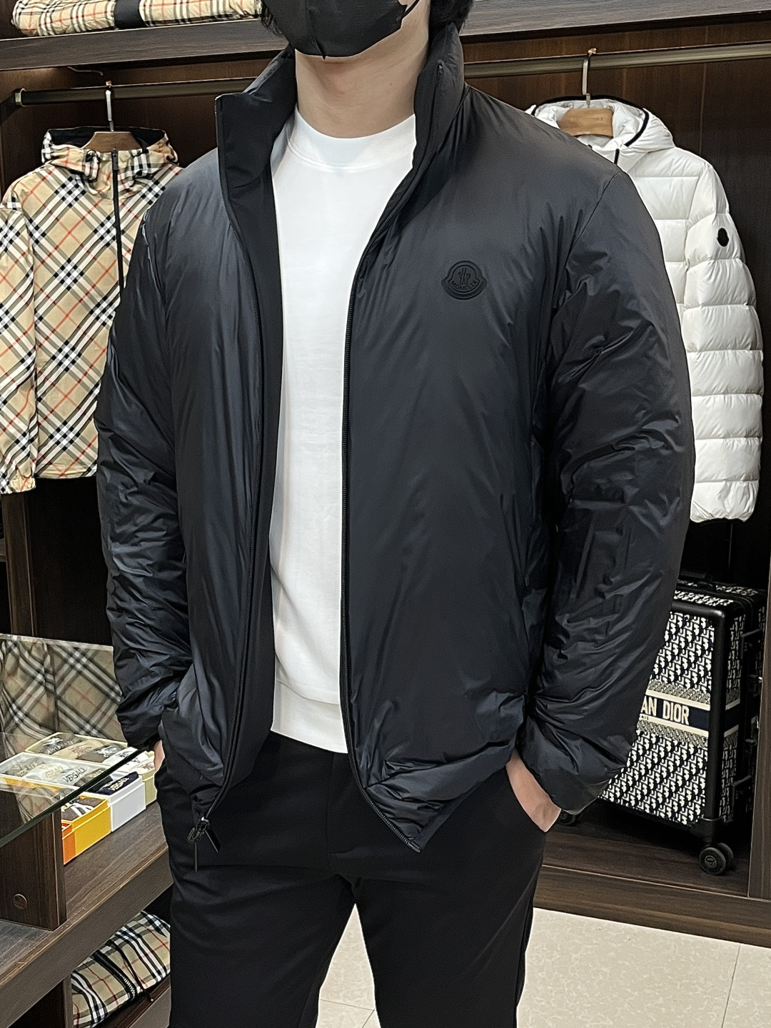 NO:568963,The main recommendation is the down Moncler 2025 latest fashion designer style down jacket with a mouth and stand collar. It is the top light luxury down jacket in winter, a popular down jacket, filled with 90# white goose down. Every detail shows the craftsmanship. The design changes of the advanced structural tailoring are enough to show the diverse image changes of men. It is slim and neat, and the tailoring is well-fitting. It meets the current popular multi-layered outfits and is a versatile style in life!  Color Black Brown Size M-3XL H2025 new release, Moncler, jackets & coats, down jacket, alexander wang19860909主推羽绒 Moncler 2025最新款时尚设计师款羽绒外套蒙口立领羽绒服,冬季顶级轻奢羽绒服,爆款羽绒服,90#白鹅绒填充,处处细节显工艺足够的高级结构性剪裁的设计改变来展现男士多样的形象变化,修身利落、剪裁合体,满足时下正流行的多层次穿搭,生活百搭款式！ 颜色黑色 咖色 码数M-3XL H2025新款首发,,Moncler,jackets & coats,down jacket,alexander wang,Men's clothing