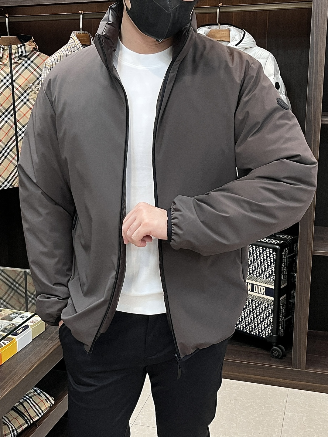 NO:568968,The main recommendation is the down Moncler 2025 latest fashion designer style down jacket. It is double-sided, top-notch luxury down jacket in winter, popular down jacket, 90# white goose down filling, every detail shows craftsmanship and enough advanced structural tailoring design changes to show men's diverse image changes. It is slim and neat, and tailored to meet the current popular multi-layered outfits. It is a versatile style in life!  Color Black Brown Size M-3XL H2025 new release, Moncler, jackets & coats, down jacket, alexander wang19860909主推羽绒 Moncler 2025最新款时尚设计师款羽绒外套蒙口立领羽绒服,双面穿,冬季顶级轻奢羽绒服,爆款羽绒服,90#白鹅绒填充,处处细节显工艺足够的高级结构性剪裁的设计改变来展现男士多样的形象变化,修身利落、剪裁合体,满足时下正流行的多层次穿搭,生活百搭款式！ 颜色黑色 咖色 码数M-3XL H2025新款首发,,Moncler,jackets & coats,down jacket,alexander wang,Men's clothing