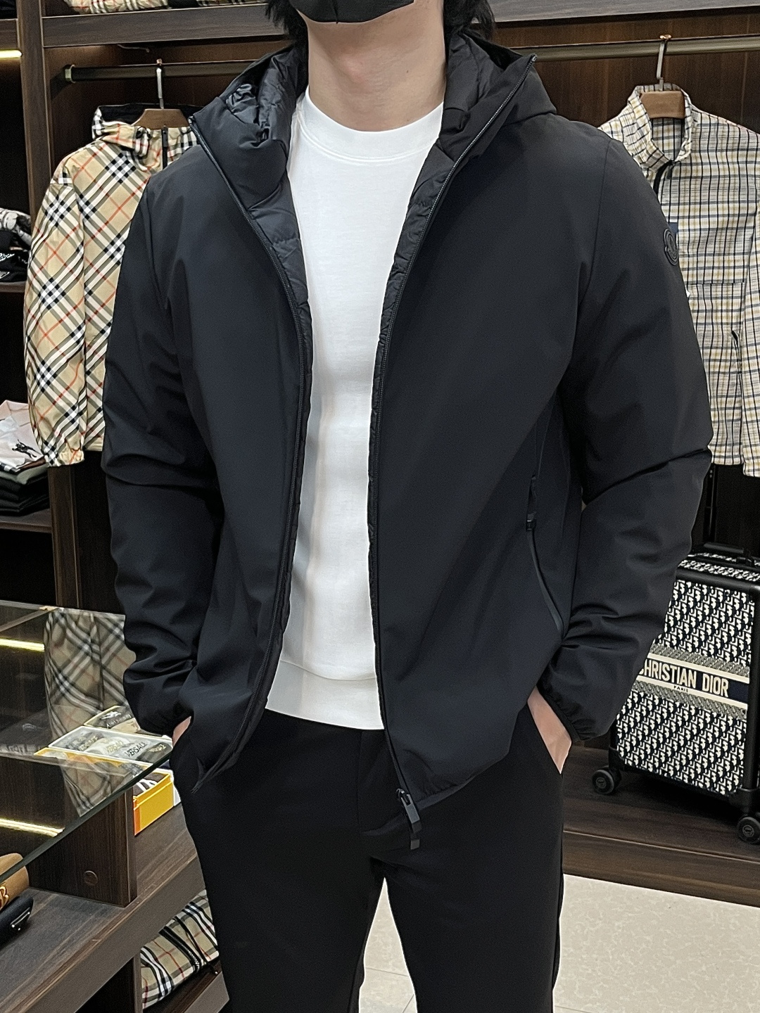 NO:568973,The main recommendation is the down Moncler 2025 latest fashion designer style down jacket with a mouth and stand collar. It is the top light luxury down jacket in winter, a popular down jacket, filled with 90# white goose down. Every detail shows the craftsmanship. The design changes of the advanced structural tailoring are enough to show the diverse image changes of men. It is slim and neat, and the tailoring is well-fitting. It meets the current popular multi-layered outfits and is a versatile style in life!  Color Black Brown Size M-3XL H2025 new release, Moncler, jackets & coats, down jacket, alexander wang19860909主推羽绒 Moncler 2025最新款时尚设计师款羽绒外套蒙口立领羽绒服,冬季顶级轻奢羽绒服,爆款羽绒服,90#白鹅绒填充,处处细节显工艺足够的高级结构性剪裁的设计改变来展现男士多样的形象变化,修身利落、剪裁合体,满足时下正流行的多层次穿搭,生活百搭款式！ 颜色黑色 咖色 码数M-3XL H2025新款首发,,Moncler,jackets & coats,down jacket,alexander wang,Men's clothing