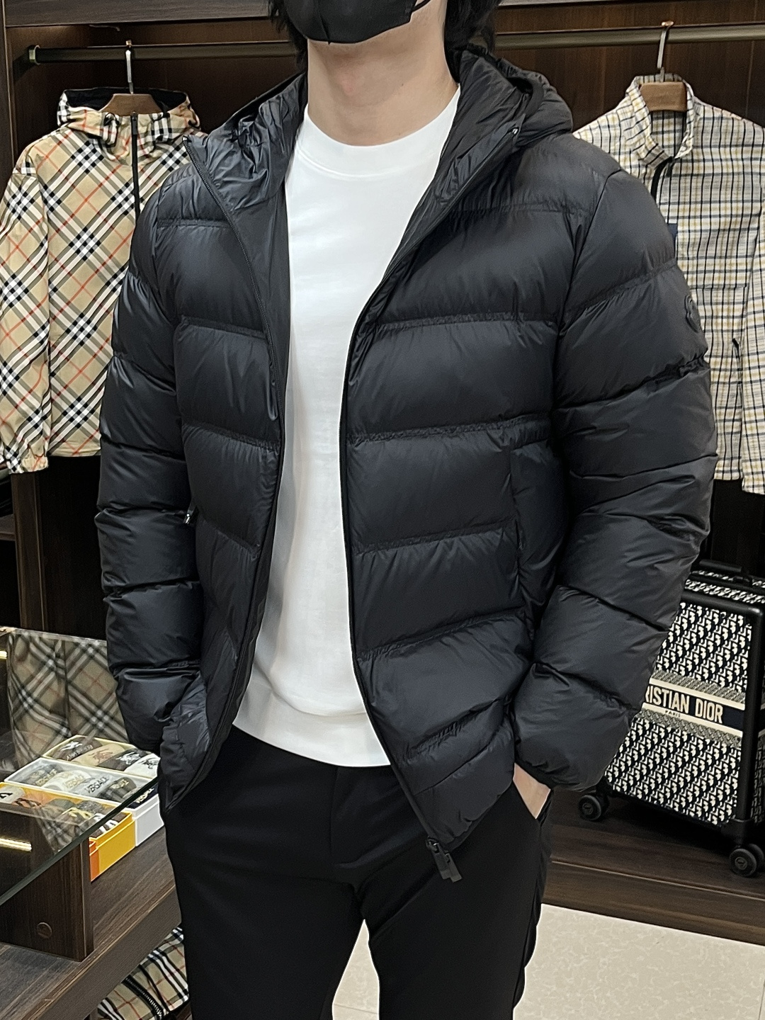 NO:568978,The main recommendation is the down Moncler 2025 latest fashion designer style down jacket with a mouth and stand collar. It is the top light luxury down jacket in winter, a popular down jacket, filled with 90# white goose down. Every detail shows the craftsmanship. The design changes of the advanced structural tailoring are enough to show the diverse image changes of men. It is slim and neat, and the tailoring is well-fitting. It meets the current popular multi-layered outfits and is a versatile style in life!  Color black Size M-3XL H2025 new model first release,,Moncler,jackets & coats,down jacket,alexander wang19860909主推羽绒 Moncler 2025最新款时尚设计师款羽绒外套蒙口立领羽绒服,冬季顶级轻奢羽绒服,爆款羽绒服,90#白鹅绒填充,处处细节显工艺足够的高级结构性剪裁的设计改变来展现男士多样的形象变化,修身利落、剪裁合体,满足时下正流行的多层次穿搭,生活百搭款式！ 颜色黑色 码数M-3XL H2025新款首发,,Moncler,jackets & coats,down jacket,alexander wang,Men's clothing