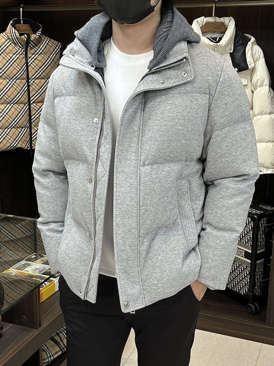 NO:572833,The main recommendation is down LP, the latest fashion designer down jacket LP hooded down jacket, the top light luxury down jacket in winter, the popular down jacket with classic logo on the upper arm, 90# white goose down filling, every detail shows the craftsmanship, and the design changes of advanced structural tailoring are enough to show men's diverse image changes.  Color gray blue khaki Size M-3XL H new model debut, loro piana,jackets & coats,down jacket,hats,alexander wang19860909主推羽绒 LP 最新款时尚设计师款羽绒外套LP连帽羽绒服,冬季顶级轻奢羽绒服,上臂经典logo爆款羽绒服,90#白鹅绒填充,处处细节显工艺足够的高级结构性剪裁的设计改变来展现男士多样的形象变化,修身利落、剪裁合体,满足时下正流行的多层次穿搭,生活百搭款式！ 颜色灰蓝色 卡其色 码数M-3XL H新款首发,,loro piana,jackets & coats,down jacket,hats,alexander wang,Men's clothing