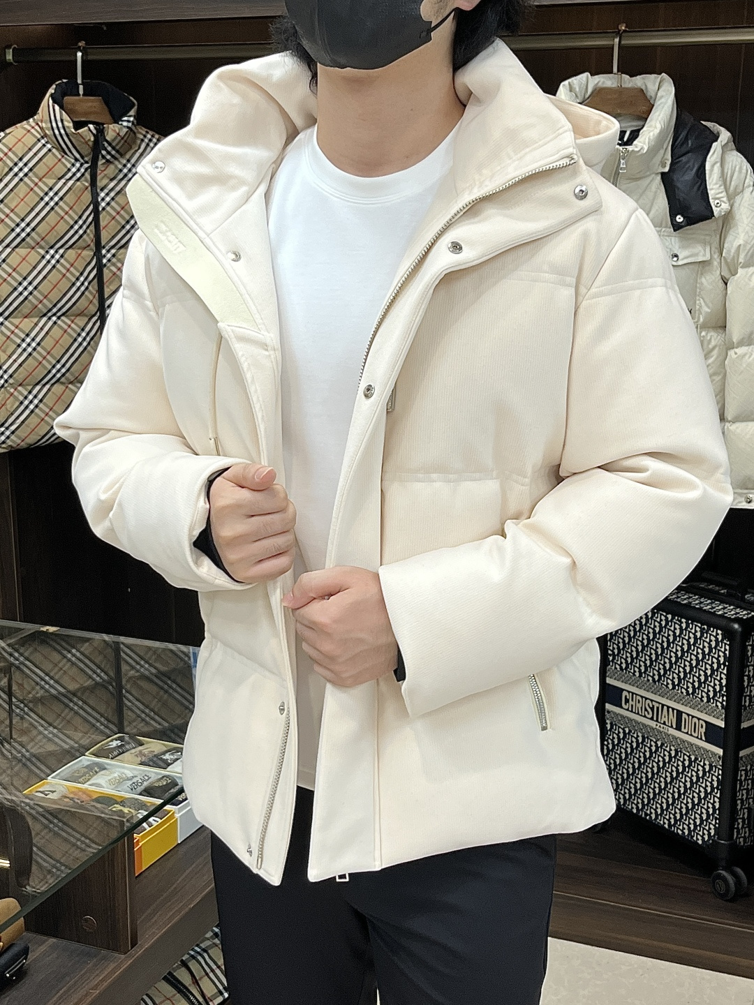 NO:572835,Mainly recommending down Zegna 2025 latest fashion designer down jacket Zegna hooded down jacket, top light luxury down jacket in winter, popular down jacket with classic logo on the upper arm, 90# white goose down filling, every detail shows craftsmanship, enough advanced structural tailoring design changes to show men's diverse image changes, slim fit, tailoring, to meet the current popular multi-layered wear, versatile style in life!  Color off-white black Size M-3XL H2025 new model debut,,zegna,jackets & coats,down jacket,hats,alexander wang19860909主推羽绒 Zegna 2025最新款时尚设计师款羽绒外套杰尼亚连帽羽绒服,冬季顶级轻奢羽绒服,上臂经典logo爆款羽绒服,90#白鹅绒填充,处处细节显工艺足够的高级结构性剪裁的设计改变来展现男士多样的形象变化,修身利落、剪裁合体,满足时下正流行的多层次穿搭,生活百搭款式！ 颜色米白 黑色 码数M-3XL H2025新款首发,,zegna,jackets & coats,down jacket,hats,alexander wang,Men's clothing