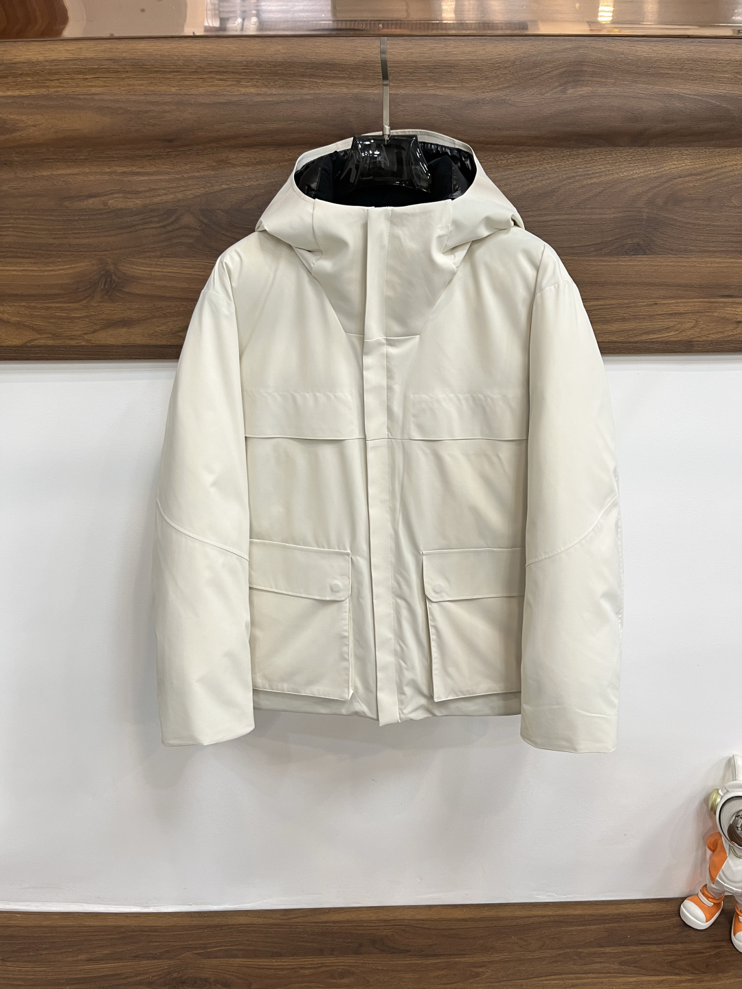 NO:650187,Mainly recommending down Zegna 2025 latest fashion designer down jacket Zegna hooded down jacket, top light luxury down jacket in winter, popular down jacket with classic logo on the upper arm, 90# white goose down filling, every detail shows craftsmanship, enough advanced structural tailoring design changes to show men's diverse image changes, slim fit, tailoring, to meet the current popular multi-layered wear, versatile style in life!  Color Black Military Green Beige Size M-3XL H2025 New Release,,zegna,jackets & coats,down jacket,hats,alexander wang19860909主推羽绒 Zegna 2025最新款时尚设计师款羽绒外套杰尼亚连帽羽绒服,冬季顶级轻奢羽绒服,上臂经典logo爆款羽绒服,90#白鹅绒填充,处处细节显工艺足够的高级结构性剪裁的设计改变来展现男士多样的形象变化,修身利落、剪裁合体,满足时下正流行的多层次穿搭,生活百搭款式！ 颜色黑色 军绿 米白 码数M-3XL H2025新款首发,,zegna,jackets & coats,down jacket,hats,alexander wang,Men's clothing